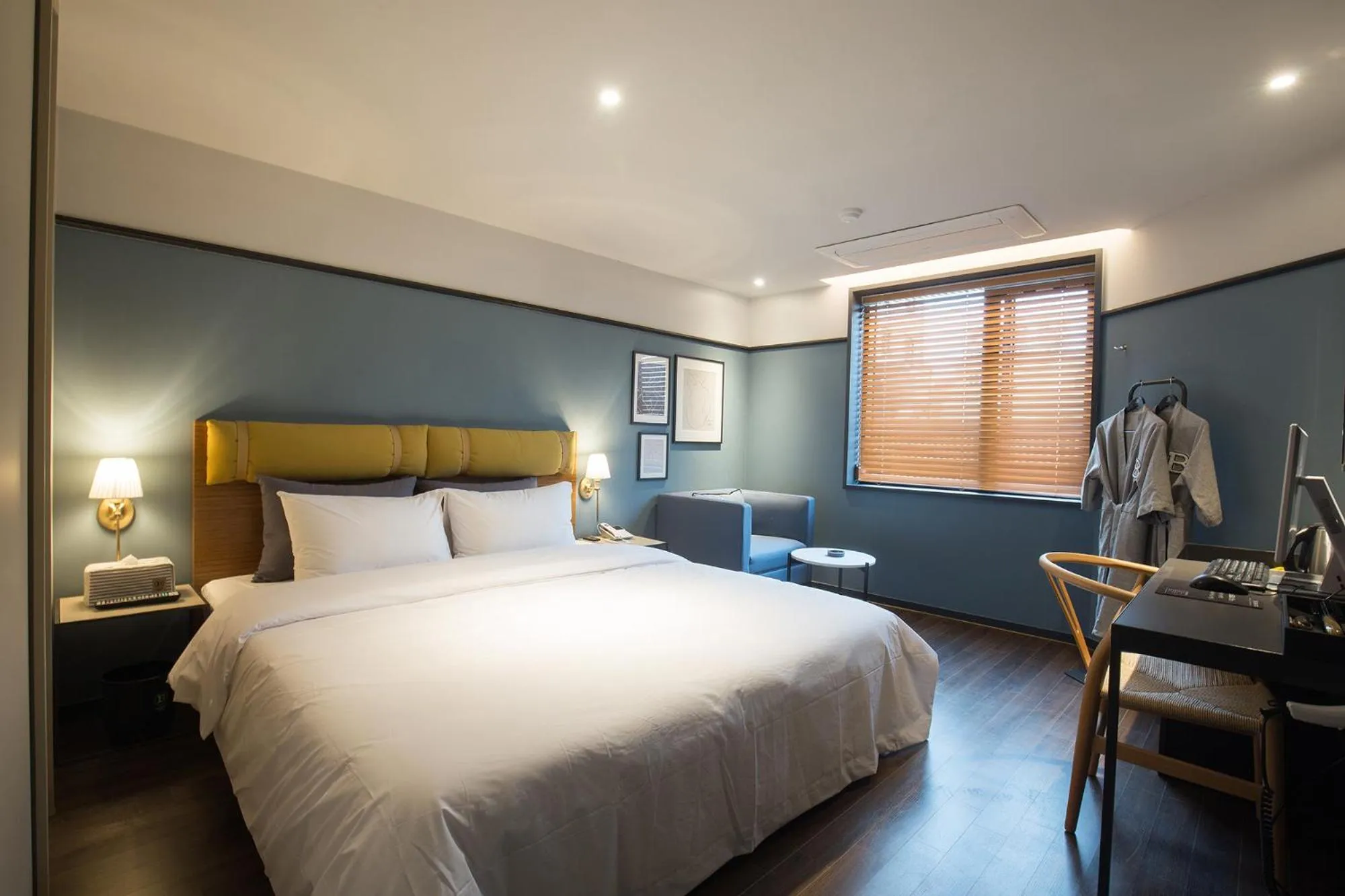 Bedroom, Bed in Brown-Dot Hotel Choeup