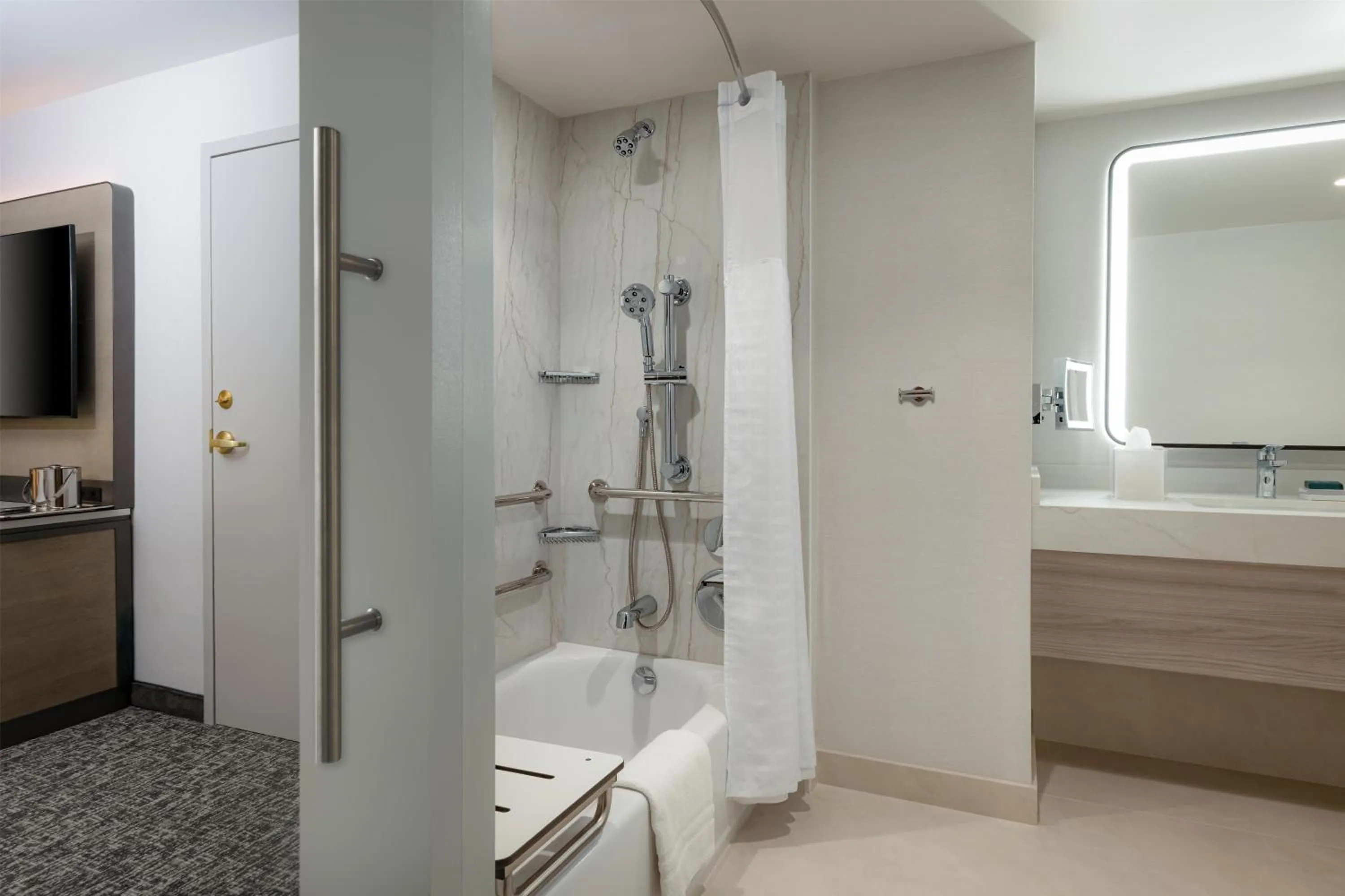 Bathroom in Hilton Los Angeles Airport