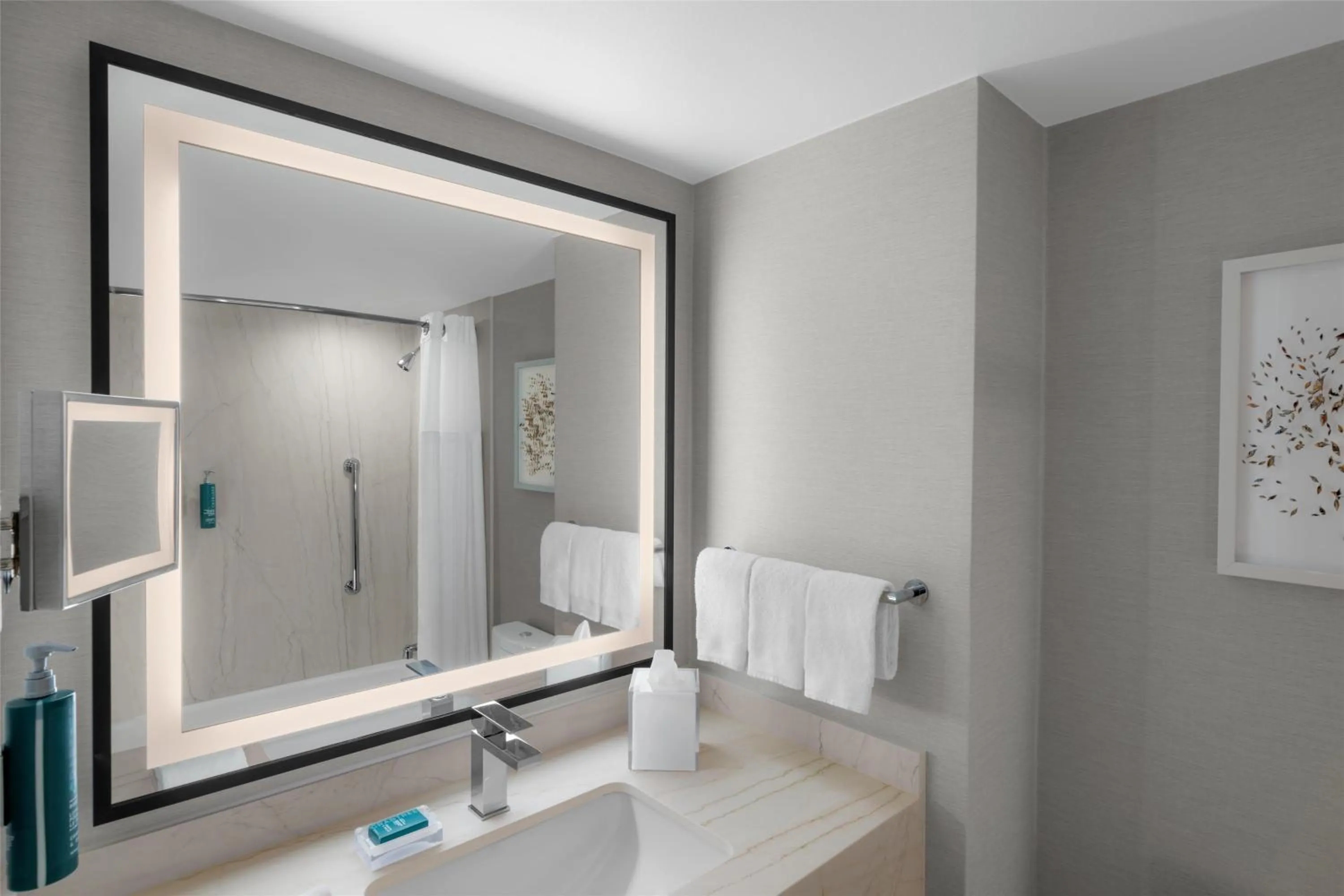 Bathroom in Hilton Los Angeles Airport