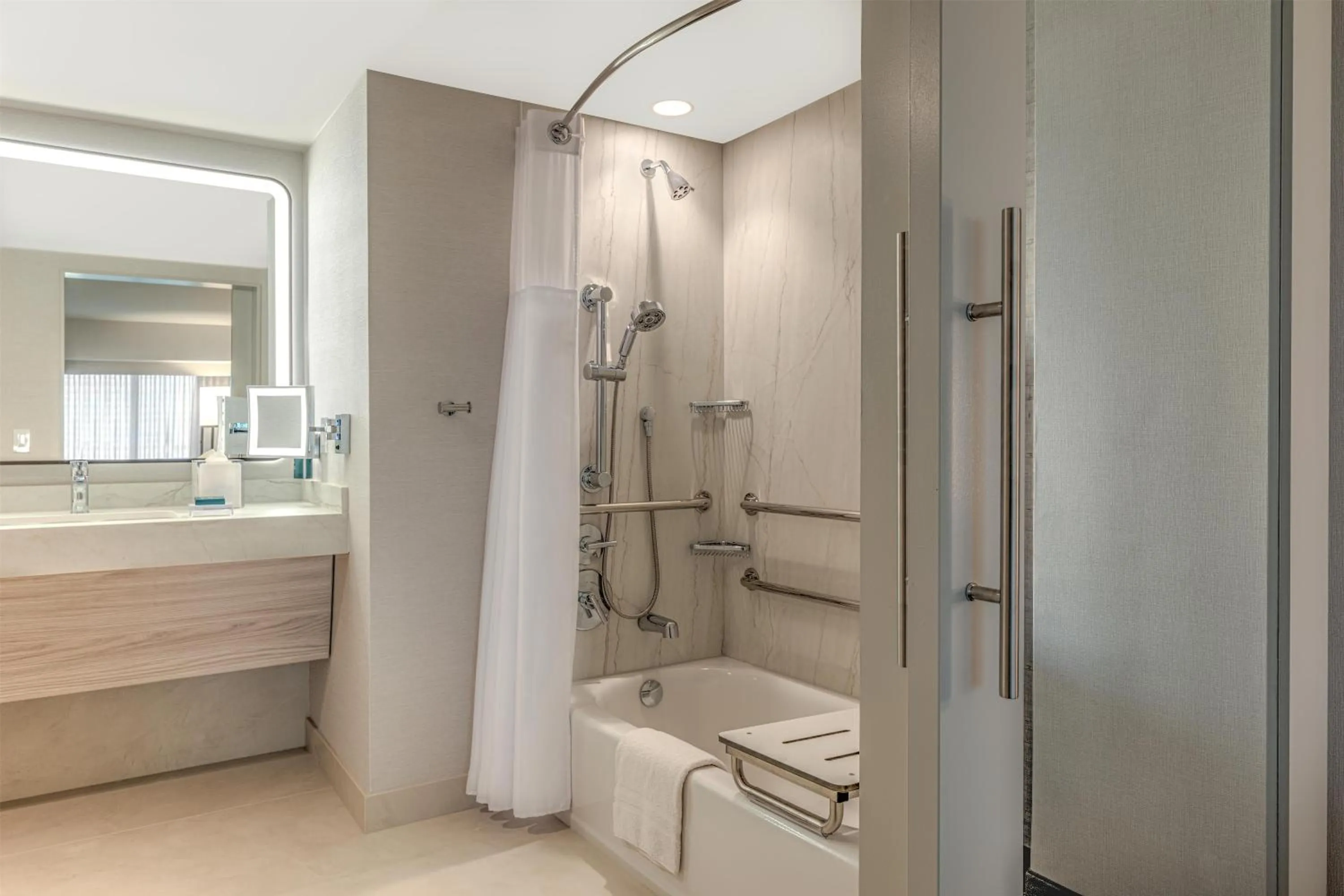 Bathroom in Hilton Los Angeles Airport