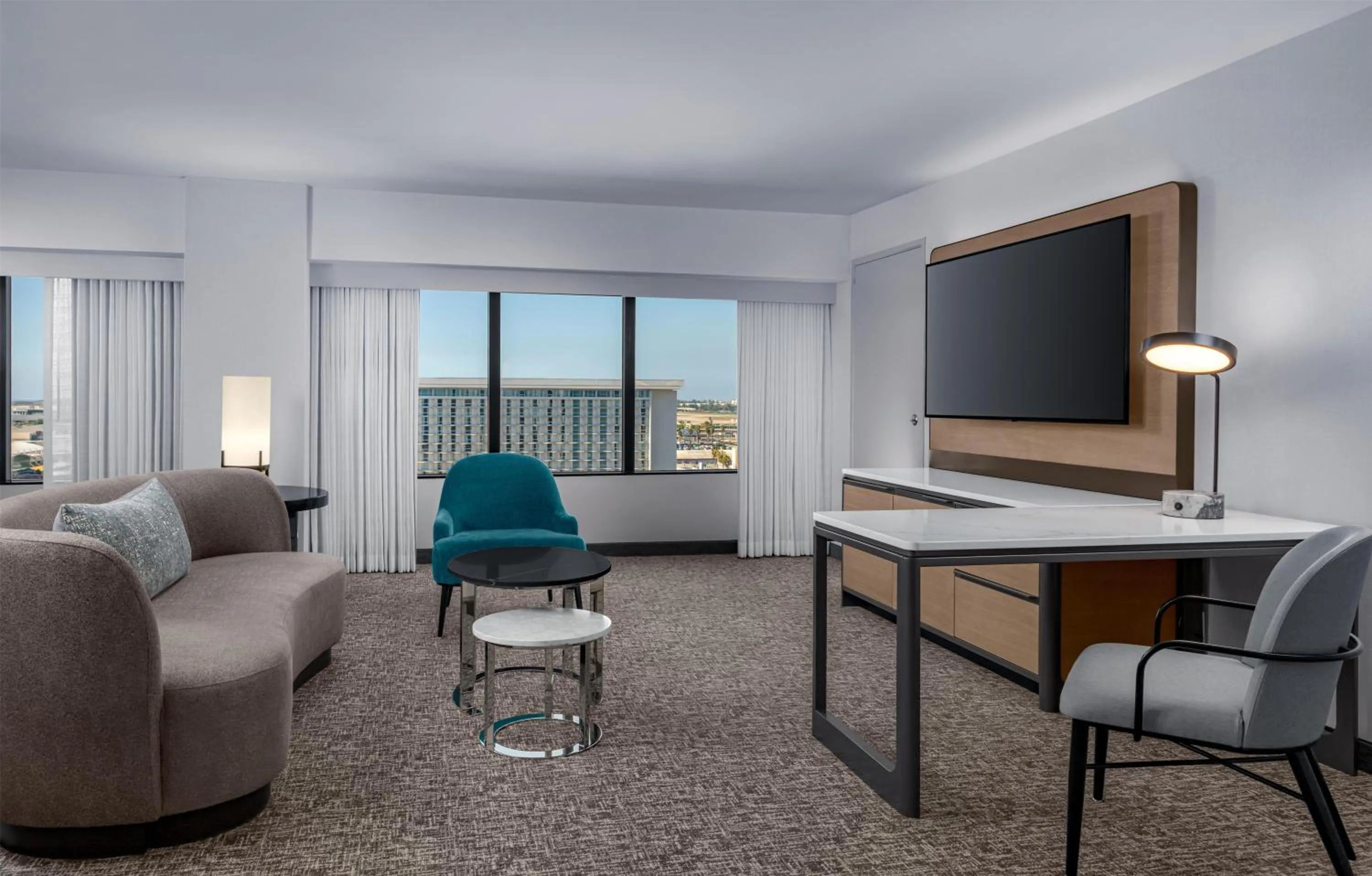 Living room in Hilton Los Angeles Airport