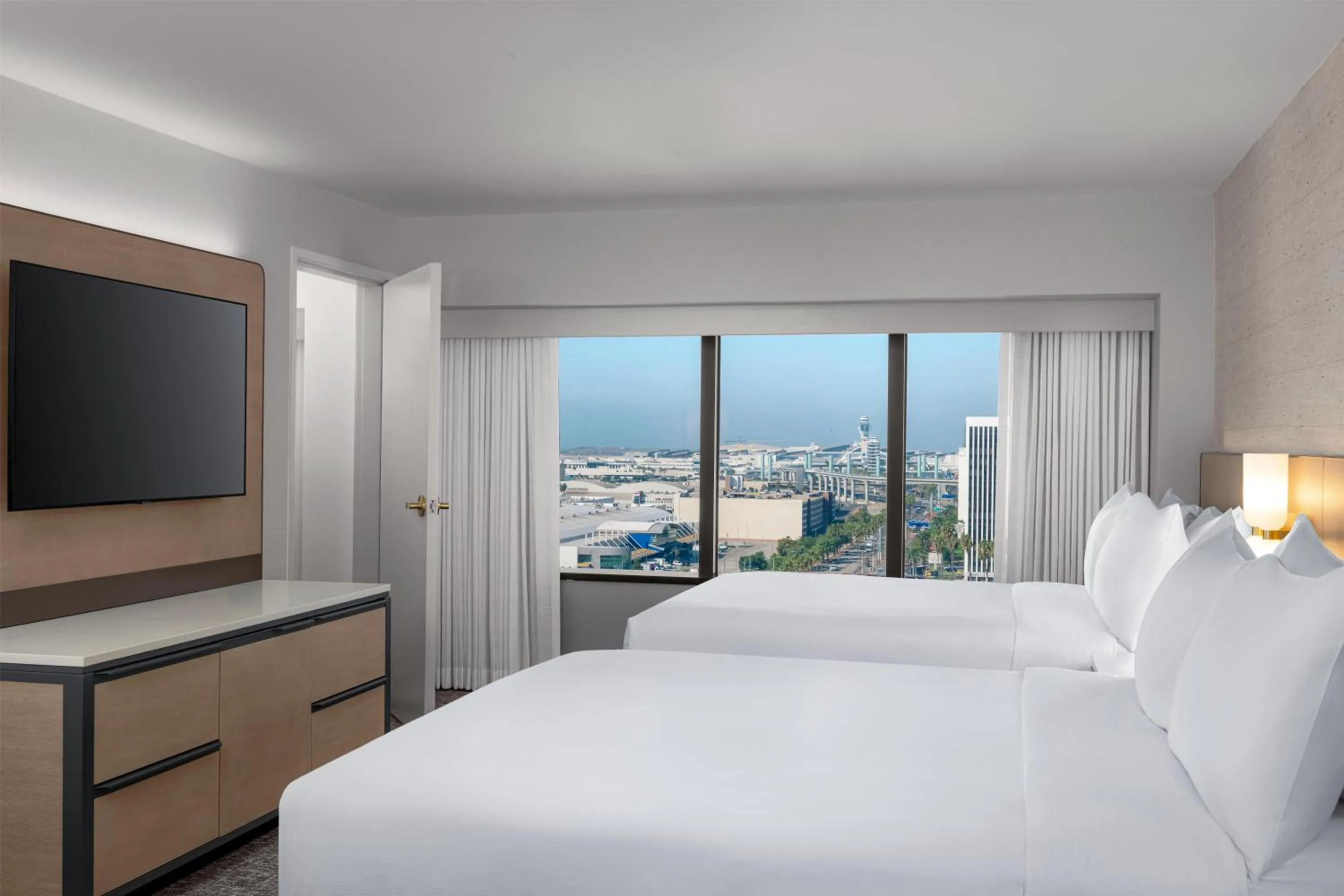 View (from property/room), Bed in Hilton Los Angeles Airport