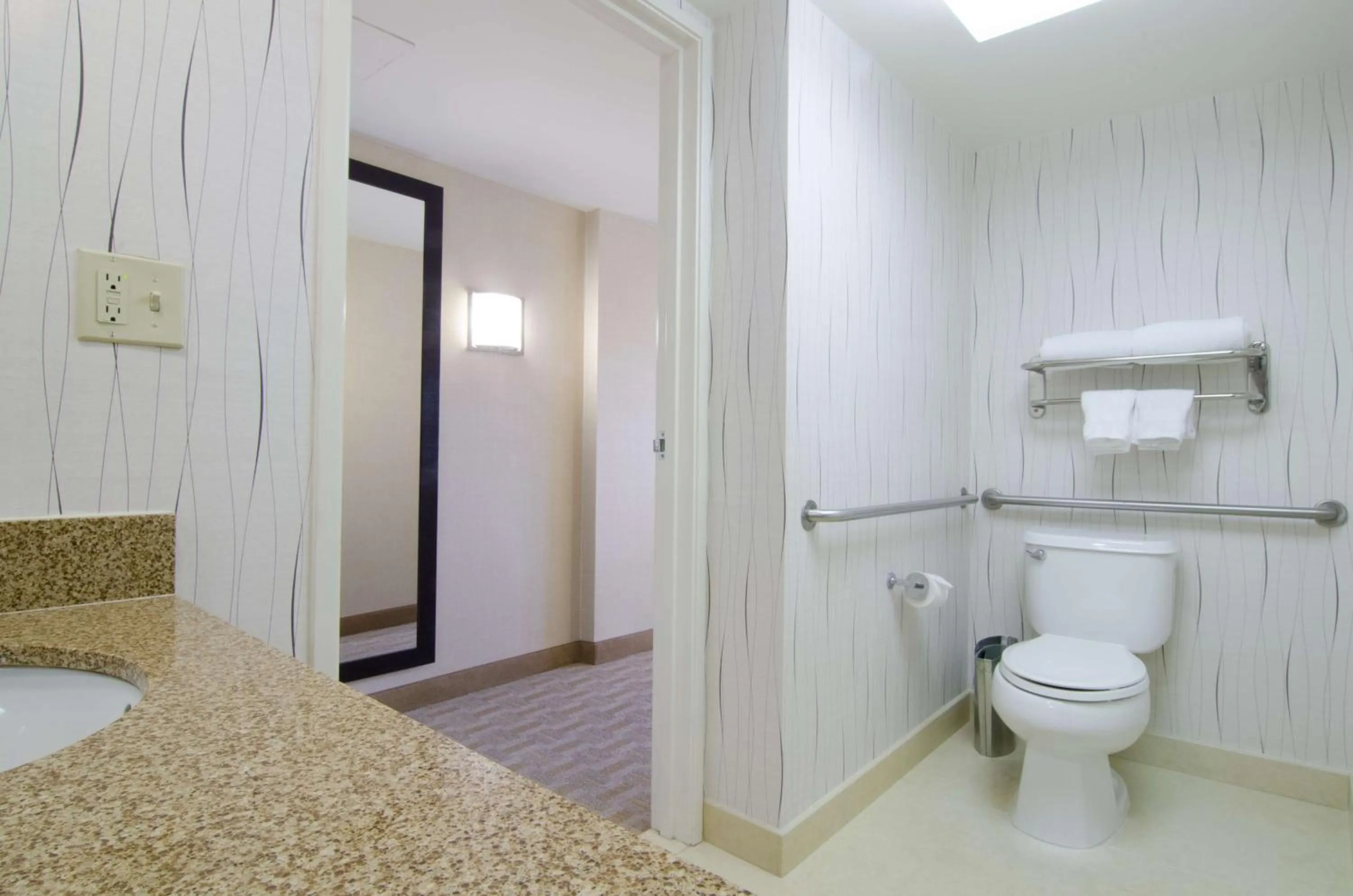 Bathroom in Hilton Los Angeles Airport