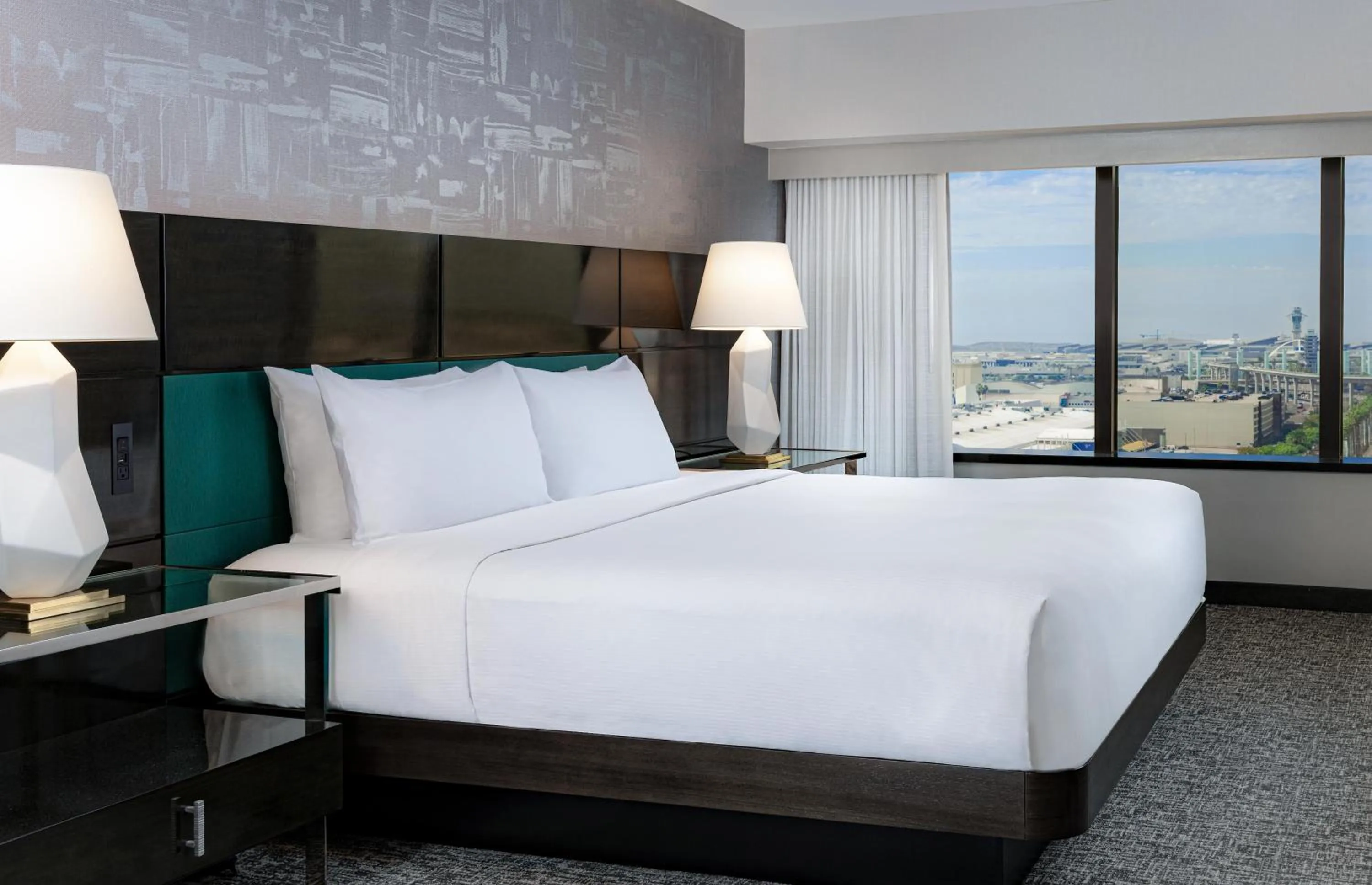 View (from property/room), Bed in Hilton Los Angeles Airport