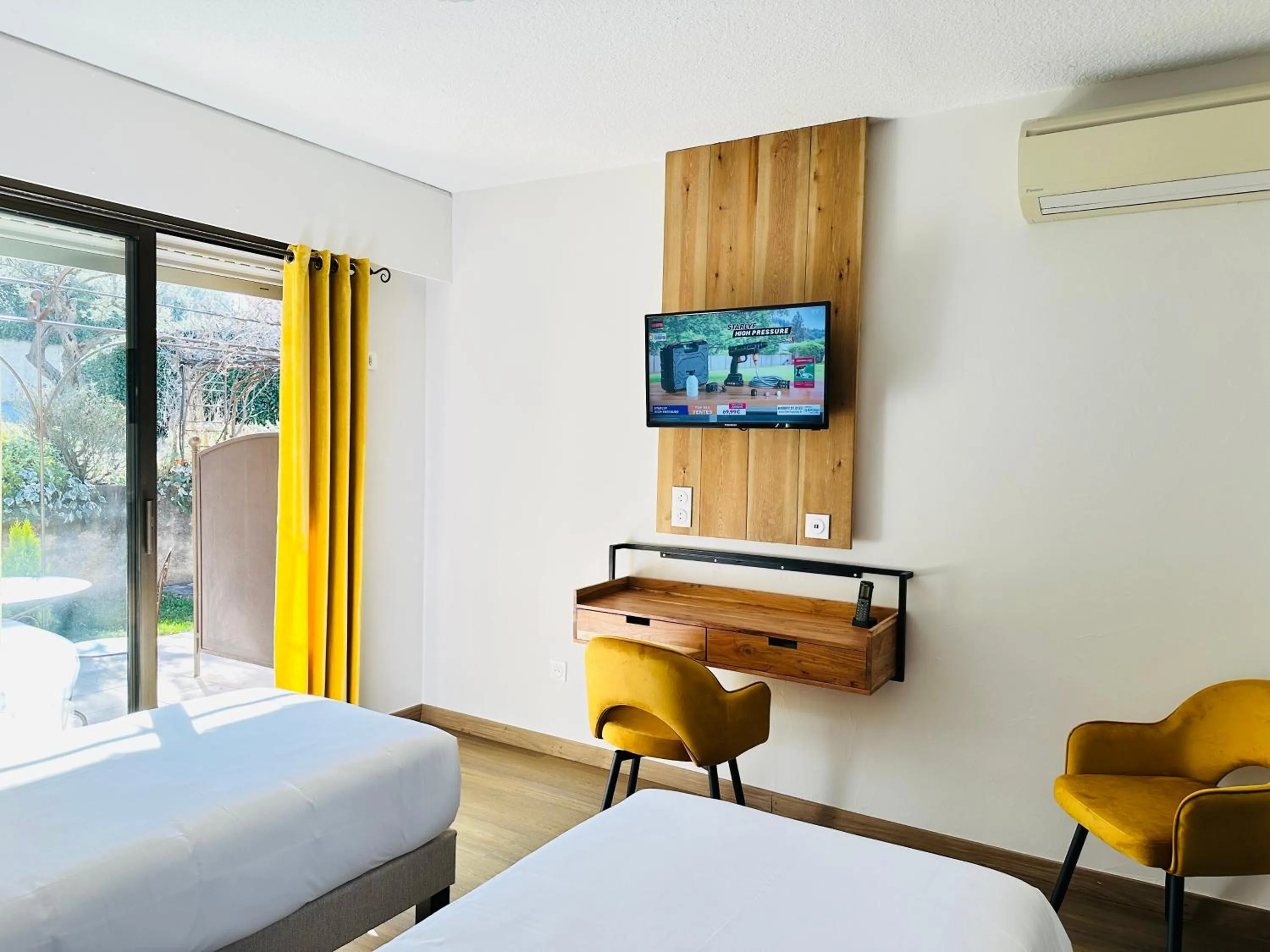 Bed in Hôtel Le Colombier