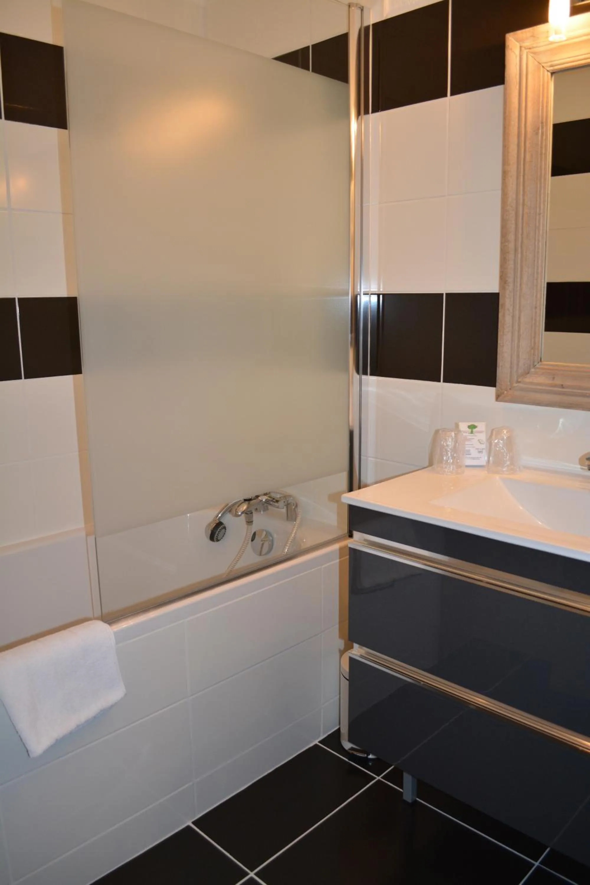 Garden view, Bed in Hôtel Le Colombier