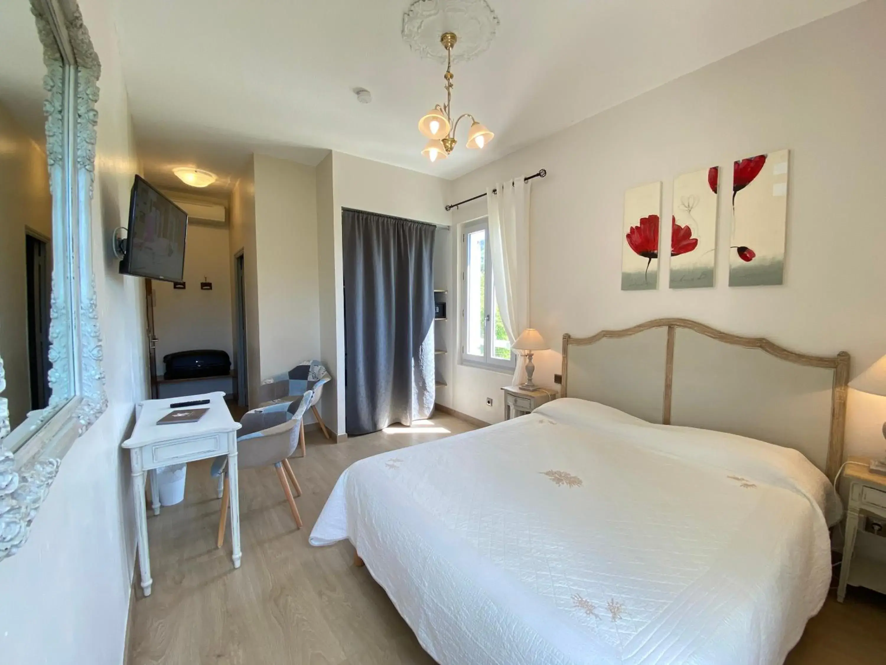 Comfort Double Room in Hôtel Le Colombier Comfort Double Room in Hôtel Le Colombier