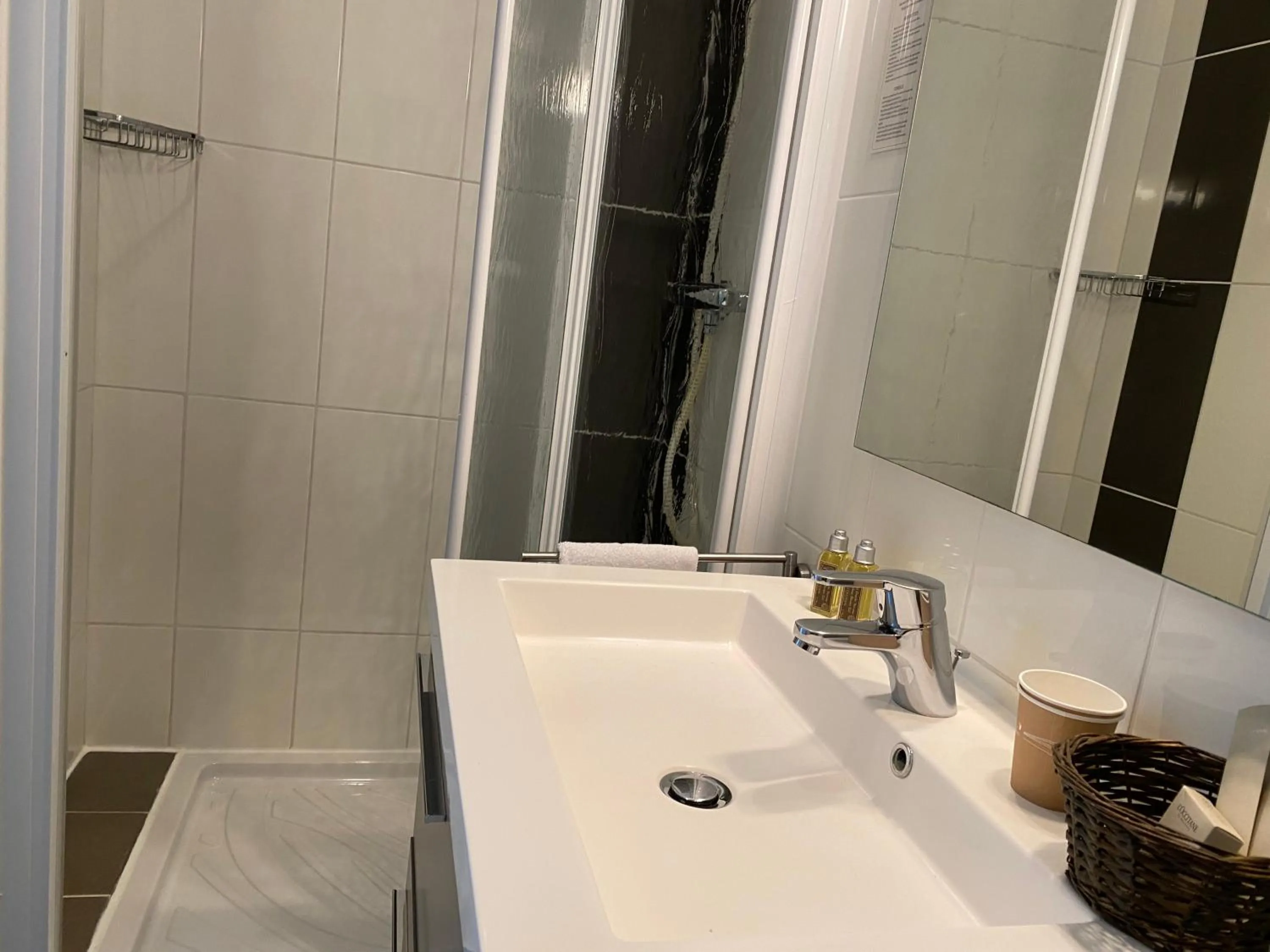 Bathroom in Hôtel Le Colombier