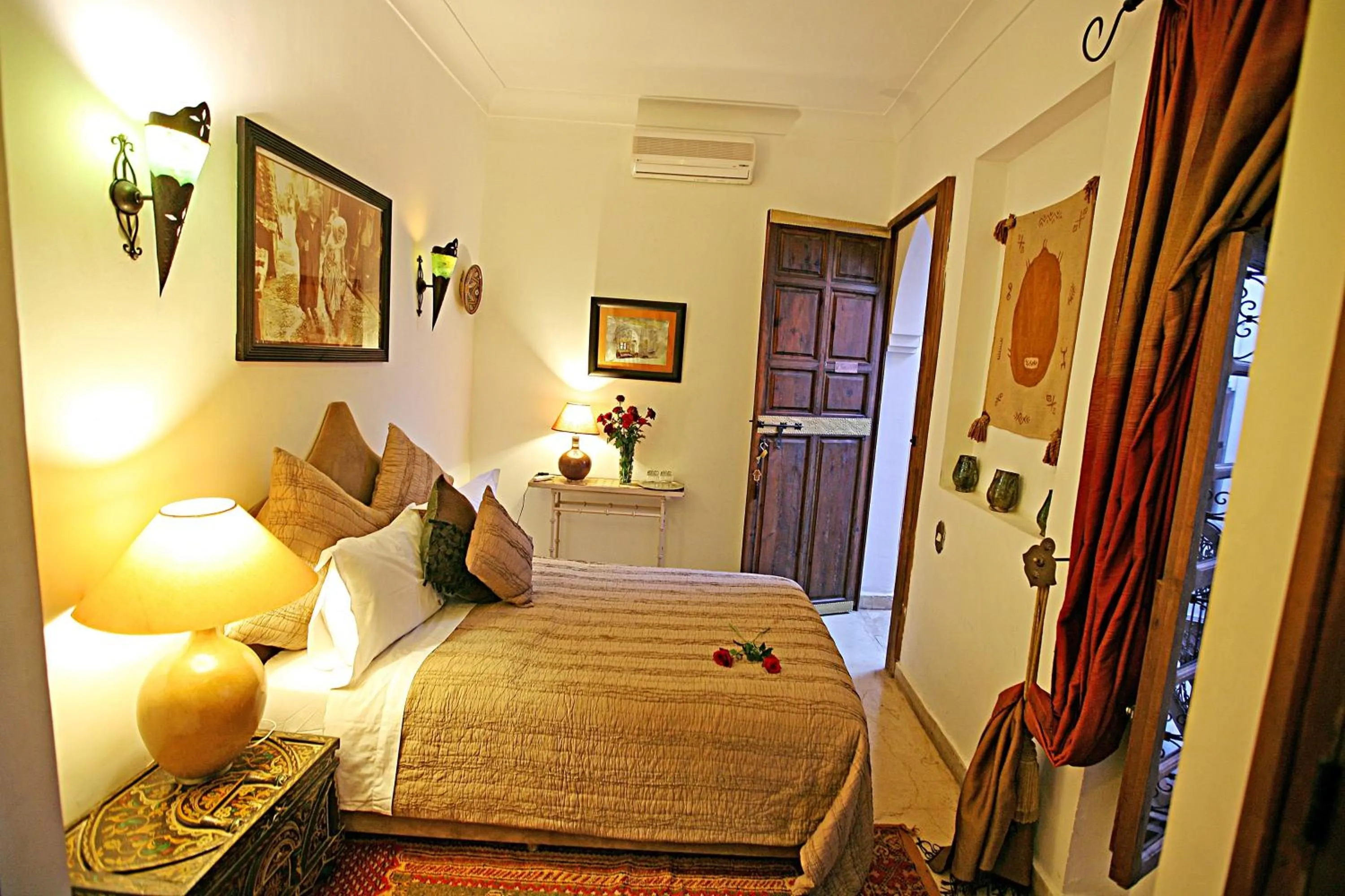 Photo of the whole room in Riad Laora By La Siredrah