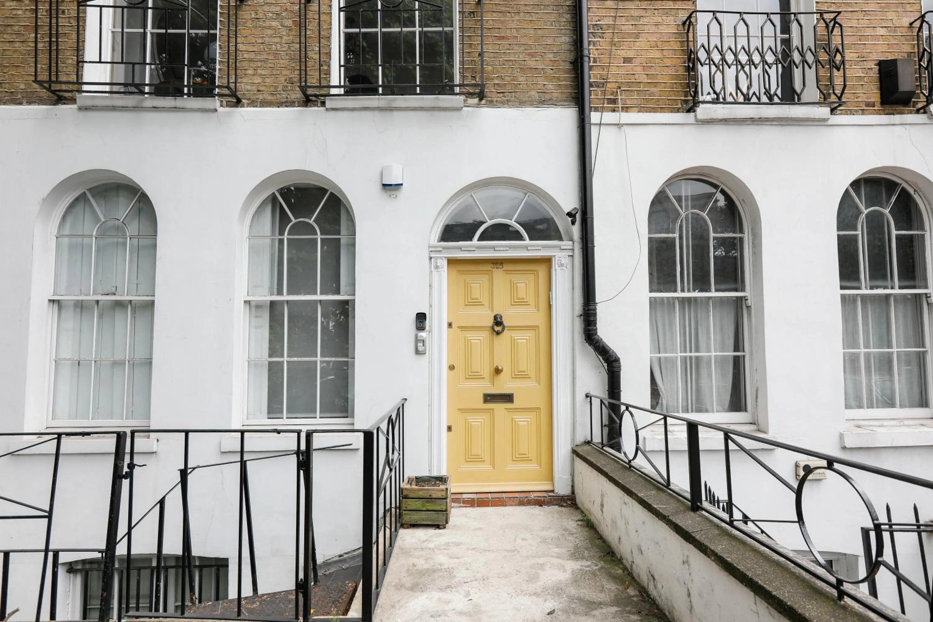Facade/entrance in JOIVY Cosy 1-bed flat in Angel, close to tube