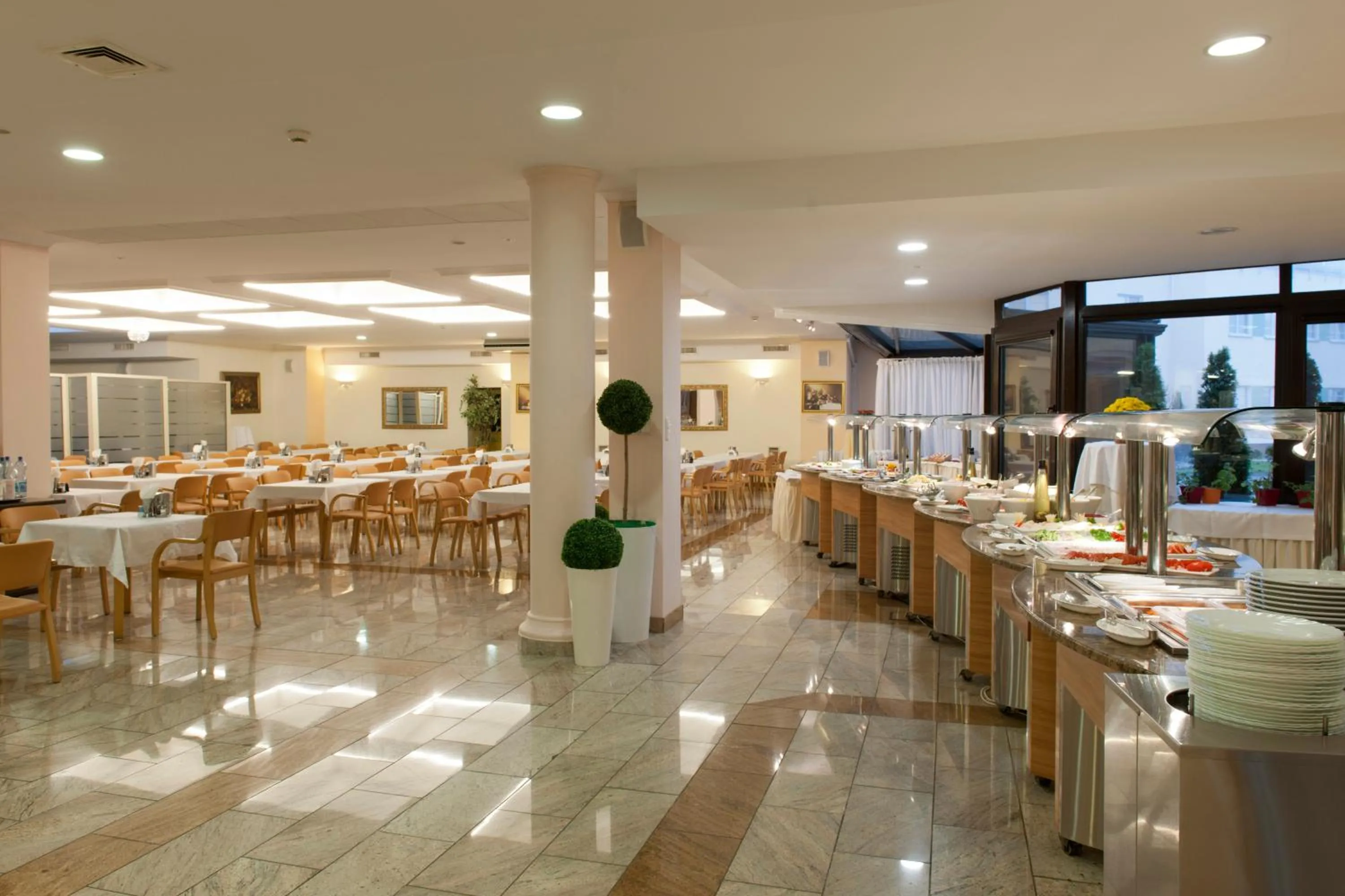 Restaurant/places to eat in Klinika Uzdrowiskowa "Pod Tezniami''