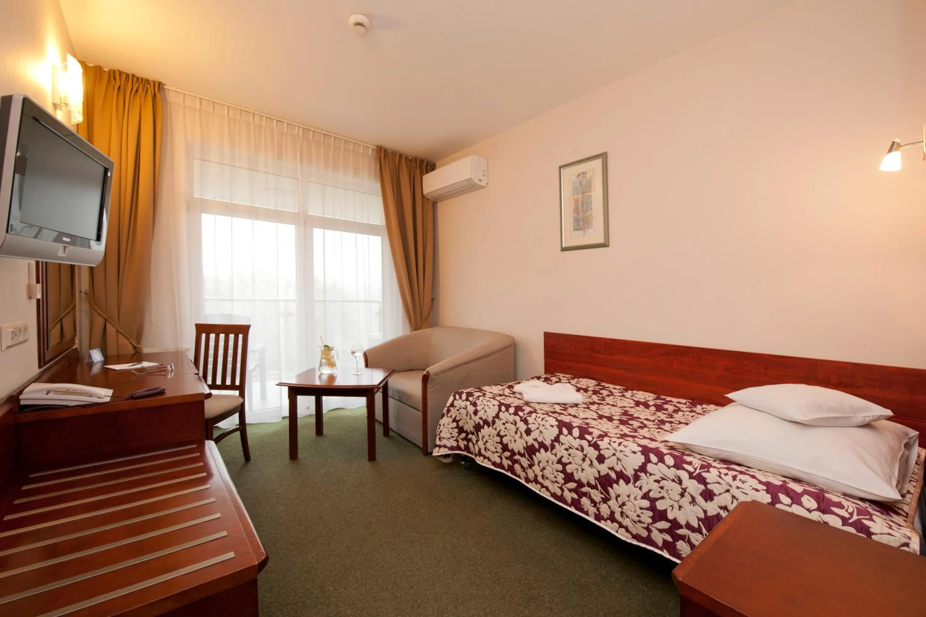 Bed in Klinika Uzdrowiskowa "Pod Tezniami''