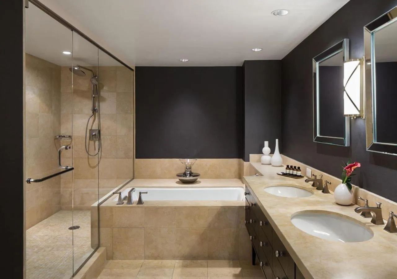 Shower in Fairmont The Queen Elizabeth