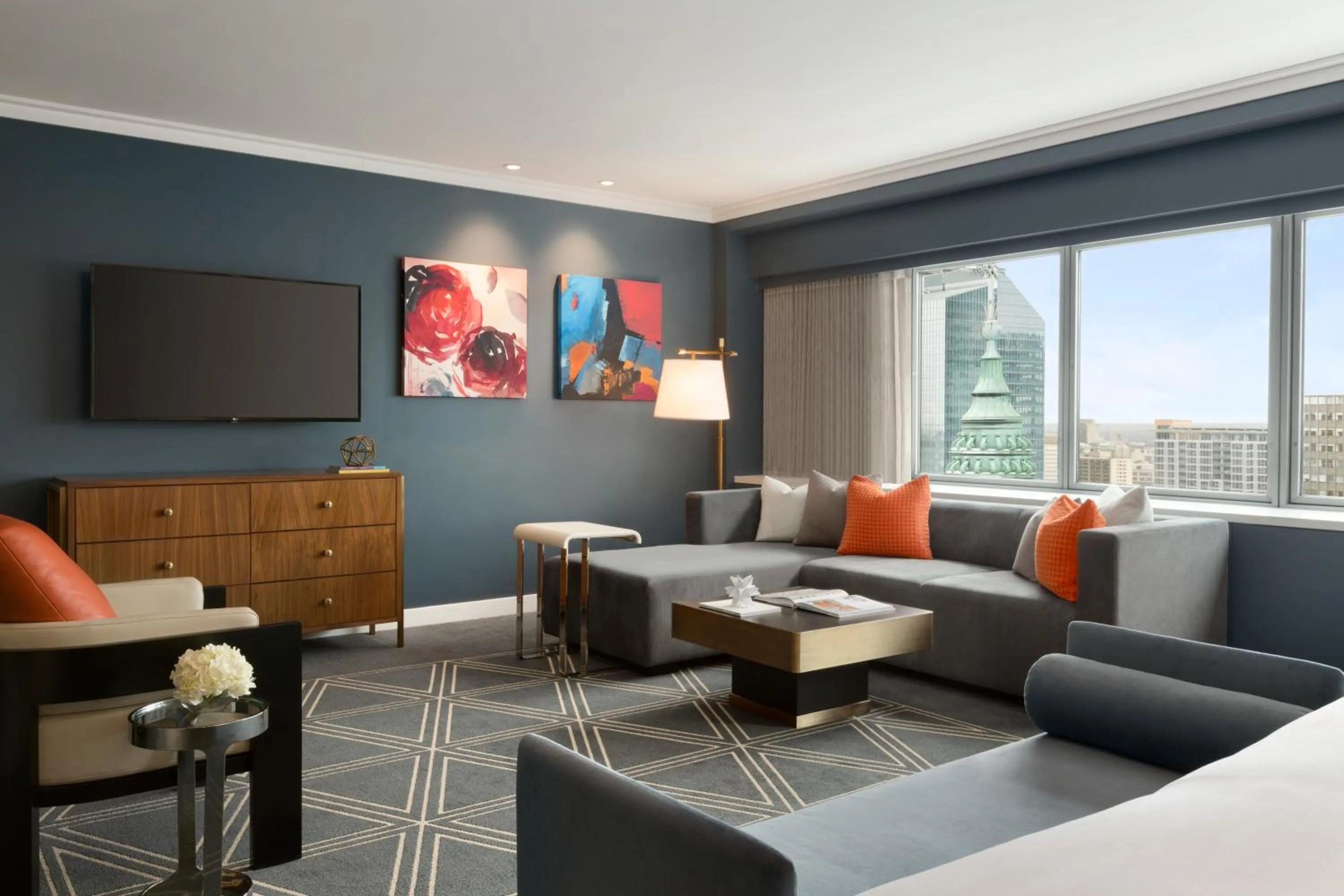 Communal lounge/ TV room in Fairmont The Queen Elizabeth