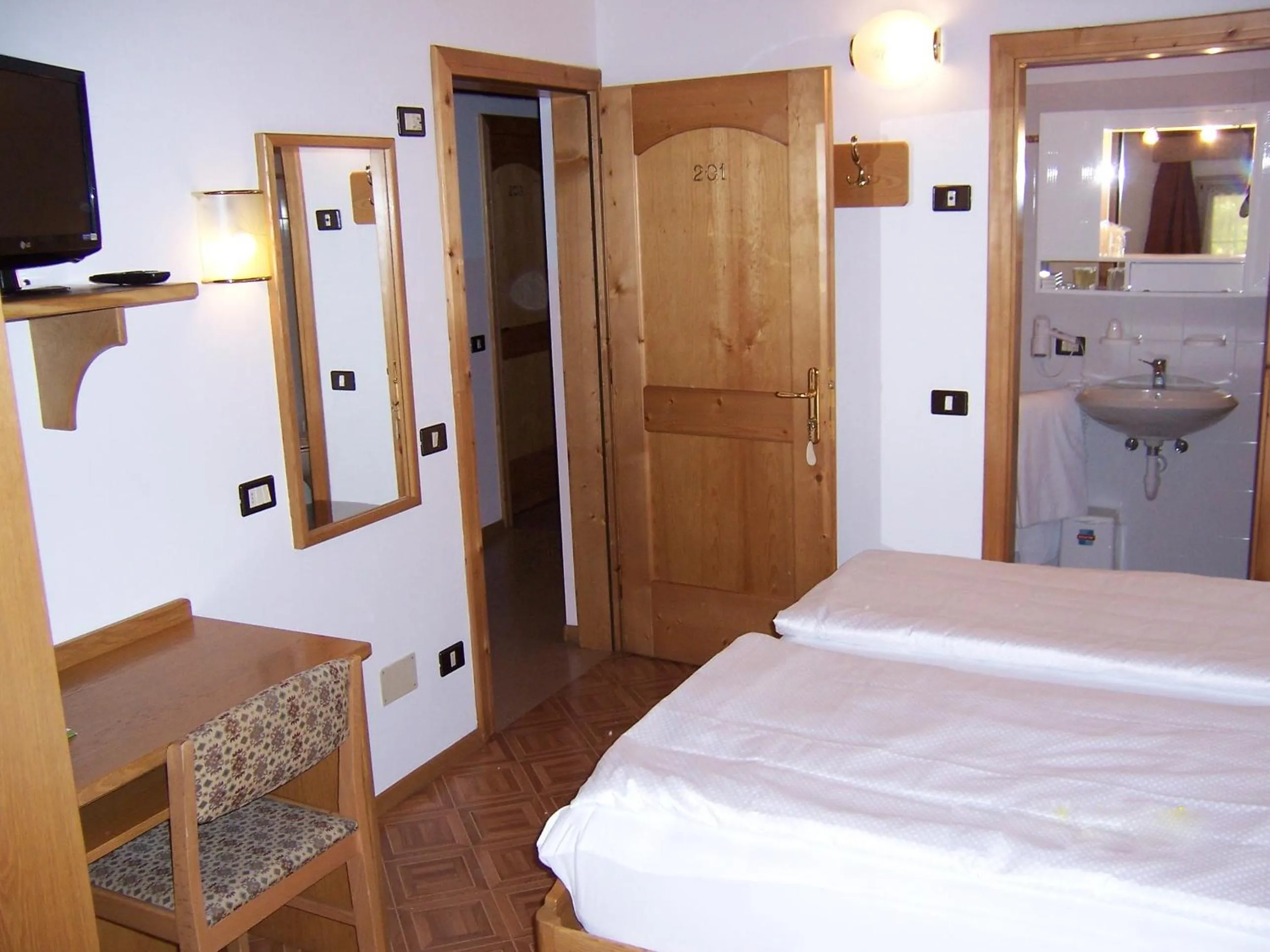 Bedroom, Bed in Alpen Hotel Rabbi