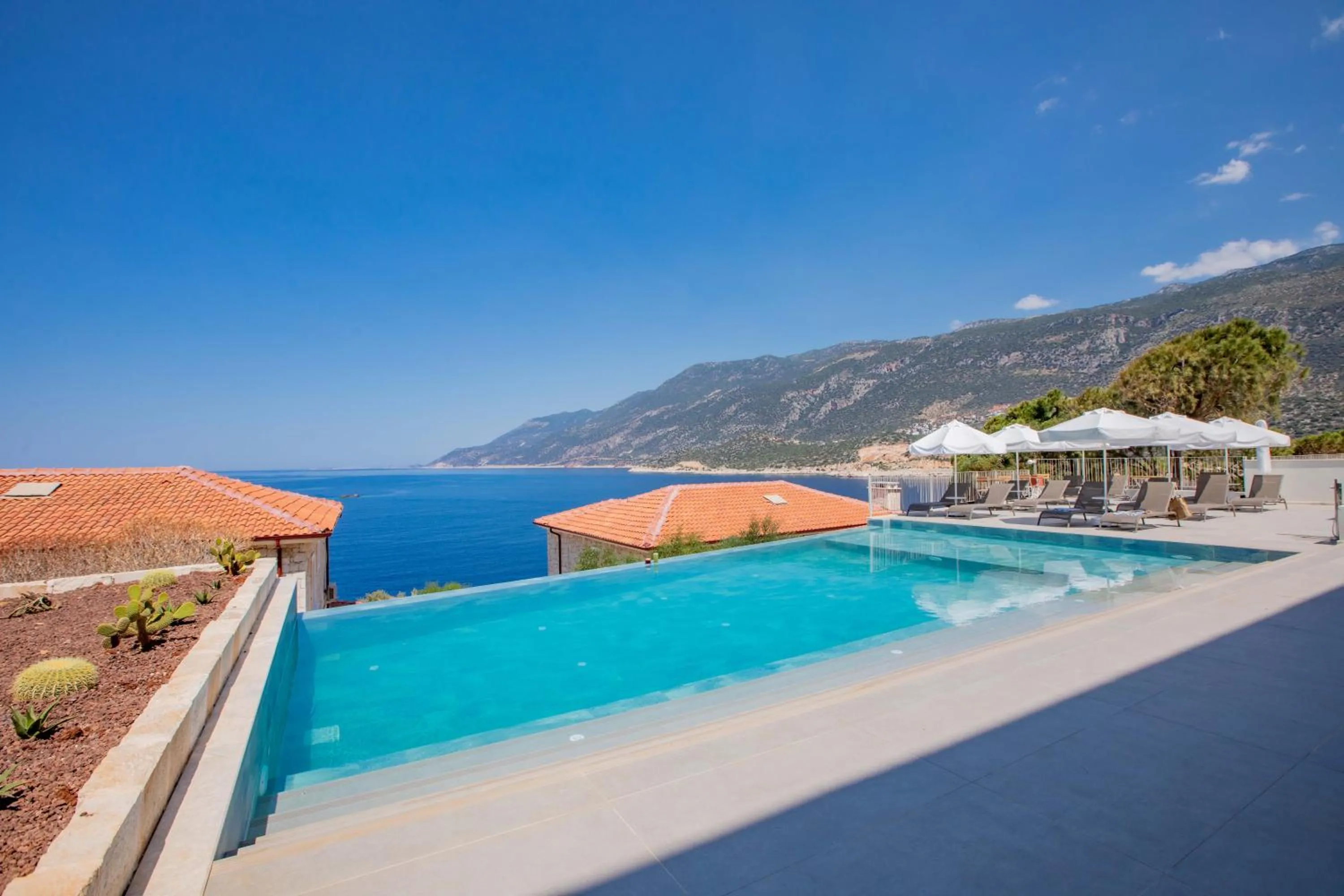 Swimming pool in Mavilim Hotel