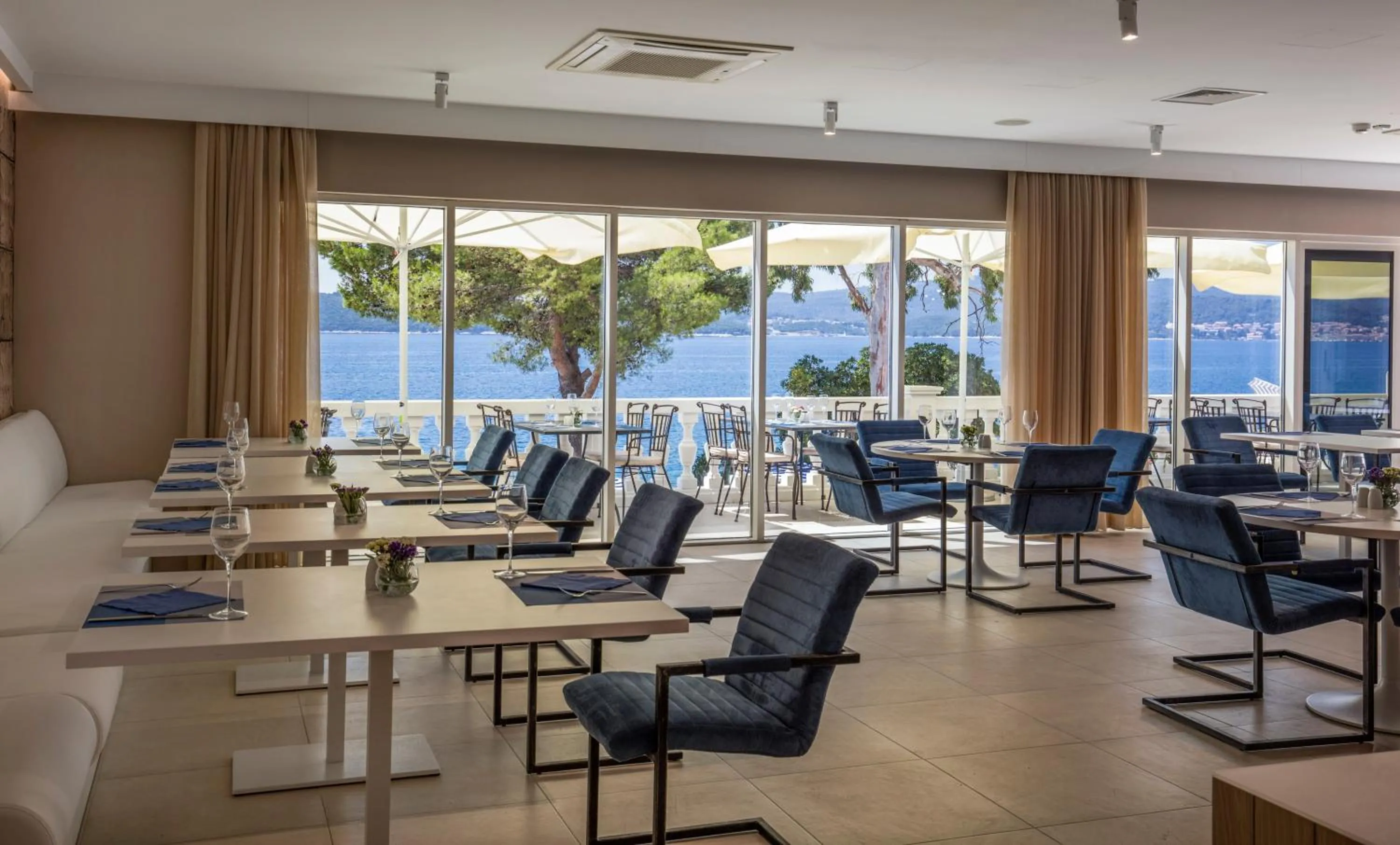 Restaurant/places to eat in Aminess Younique Bellevue Hotel