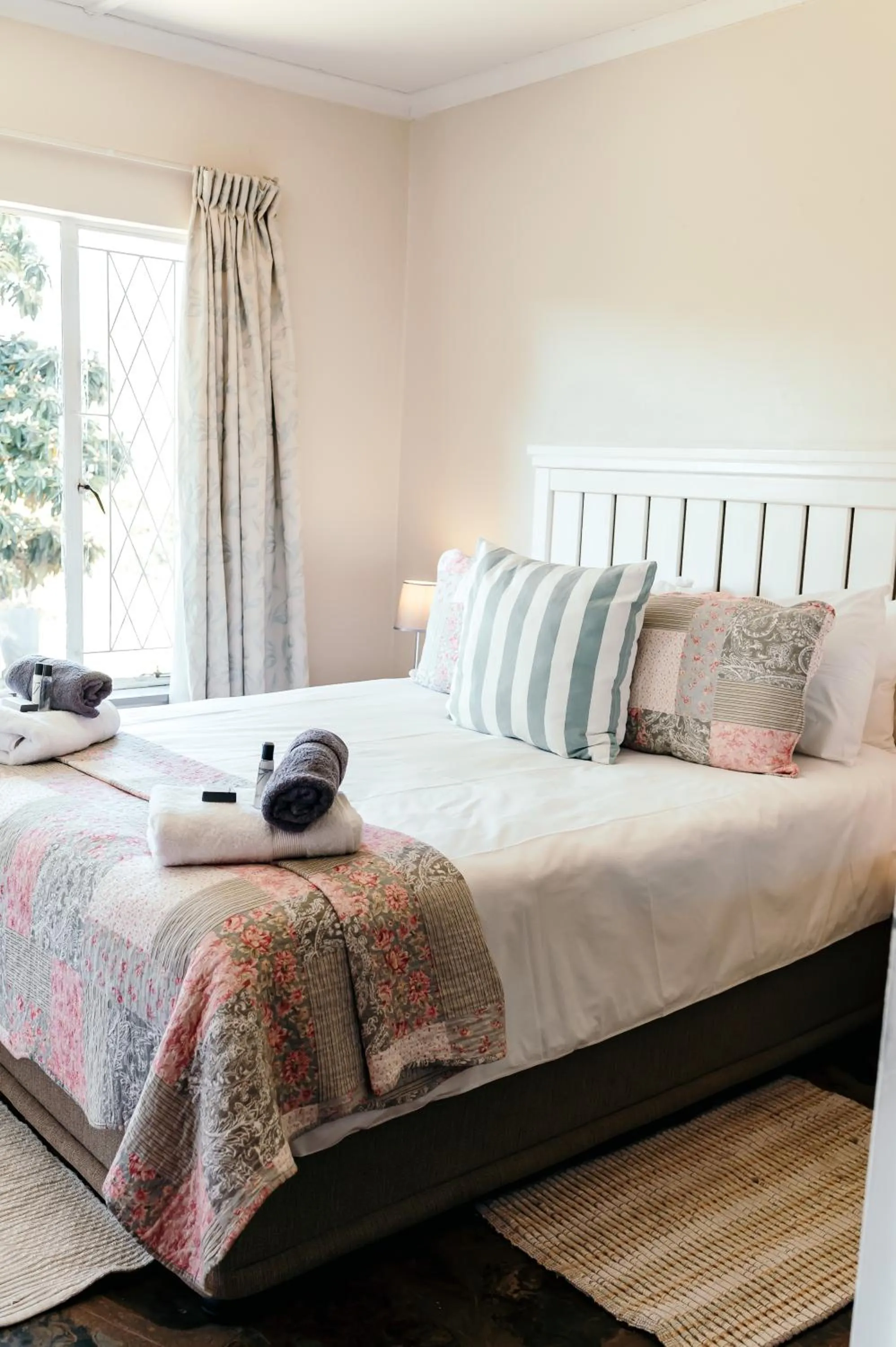 Bedroom, Bed in Misty Morn Cottages