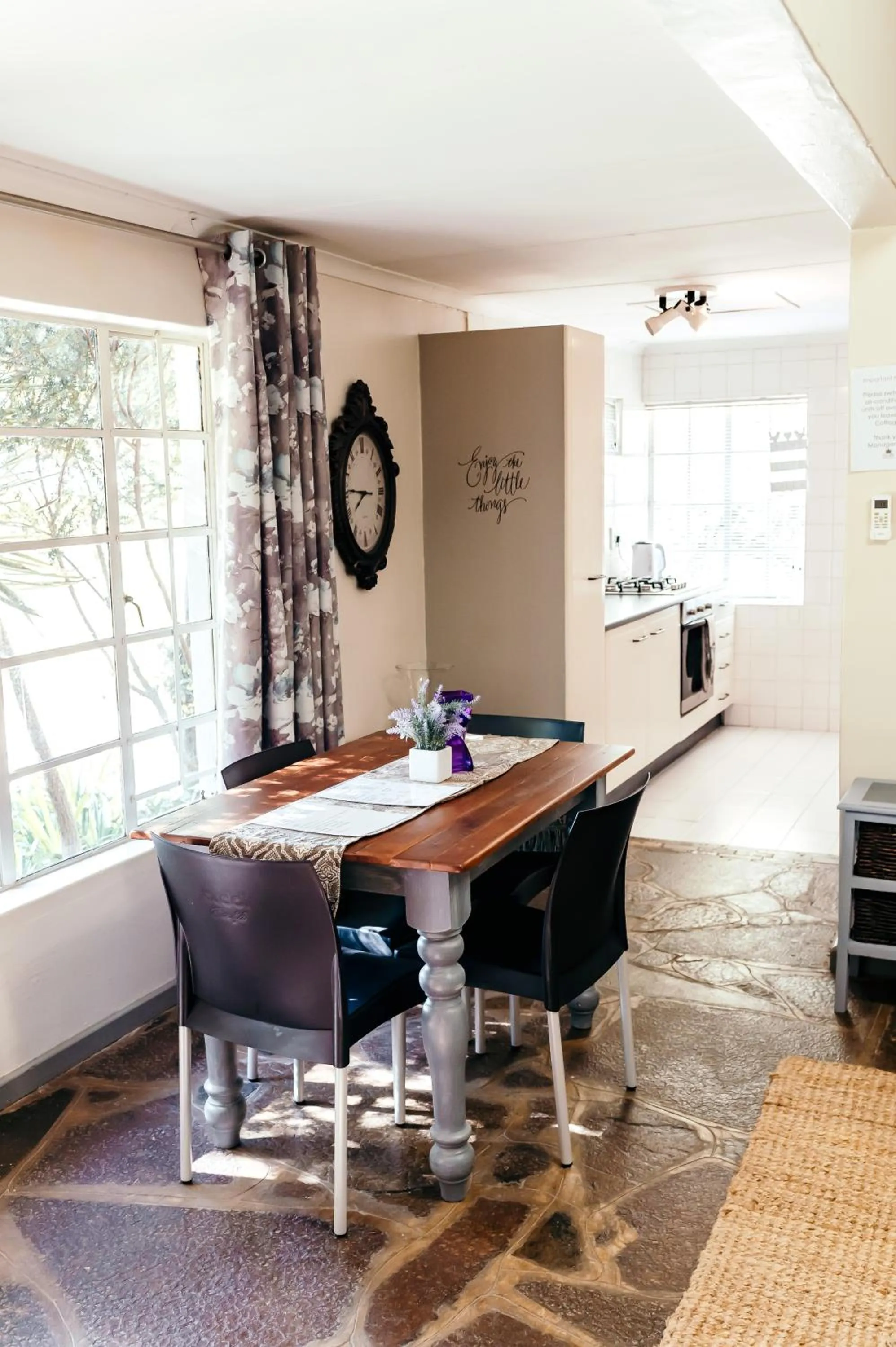 Dining area in Misty Morn Cottages