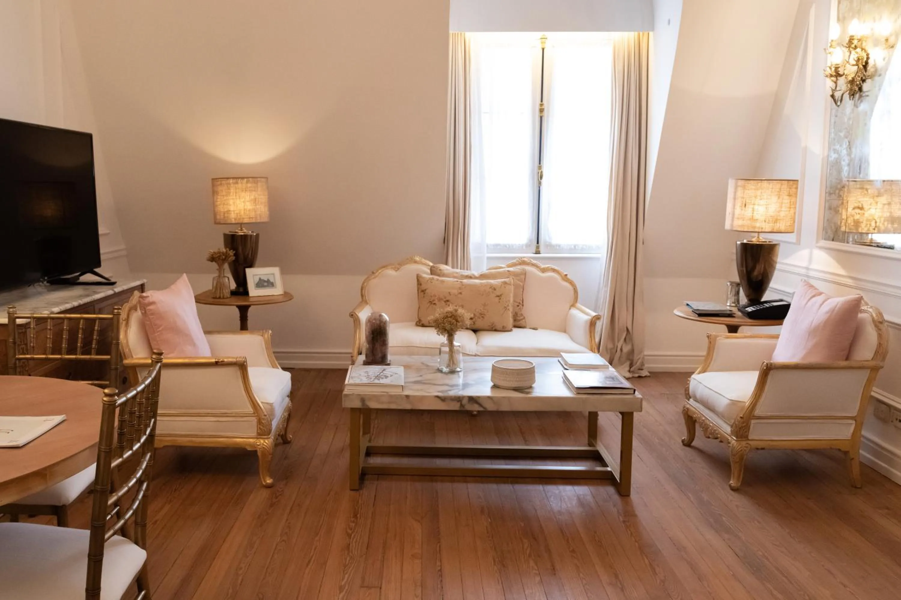 TV and multimedia in Four Seasons Hotel Buenos Aires