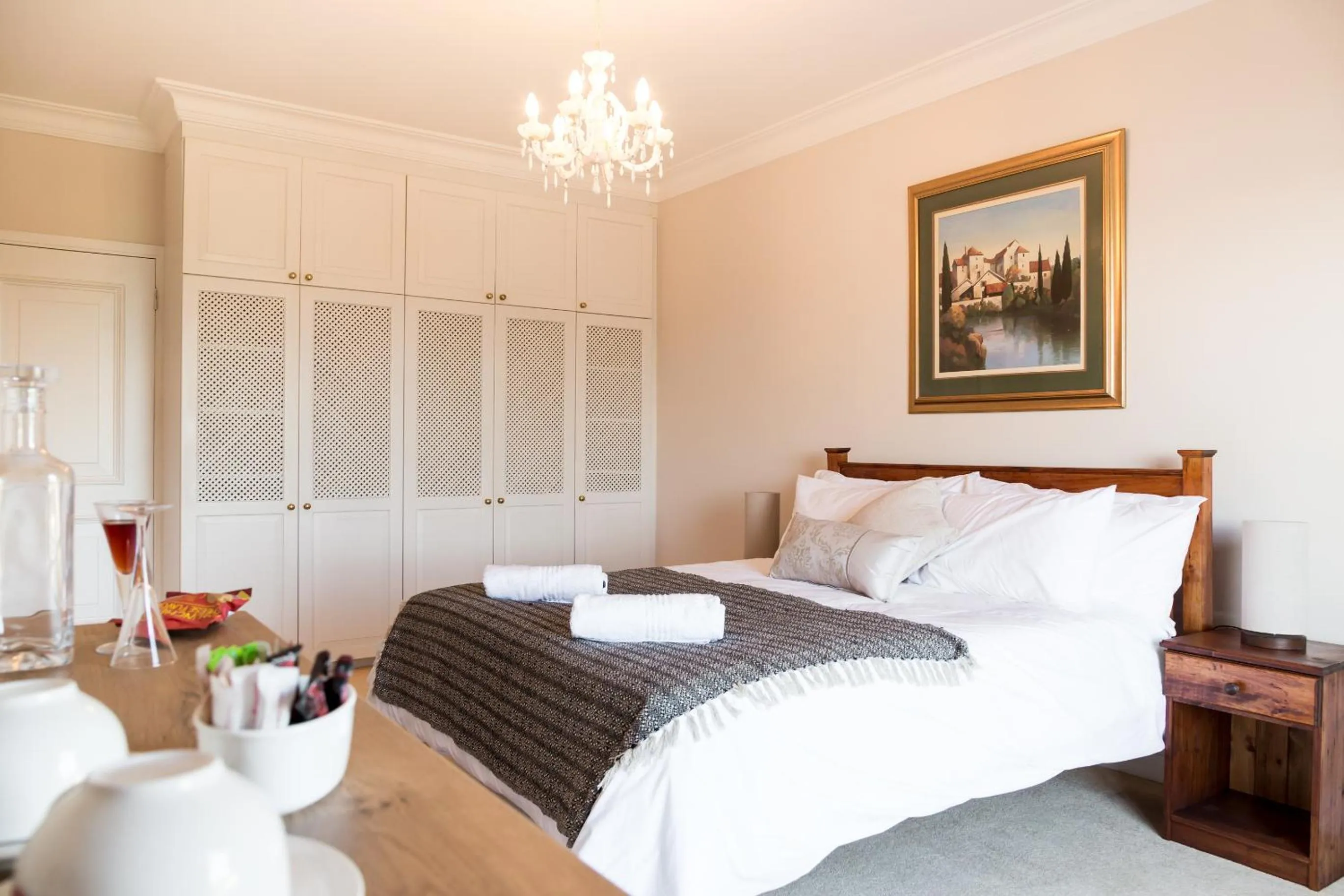 Coffee/tea facilities, Bed in Moncrieff Manor