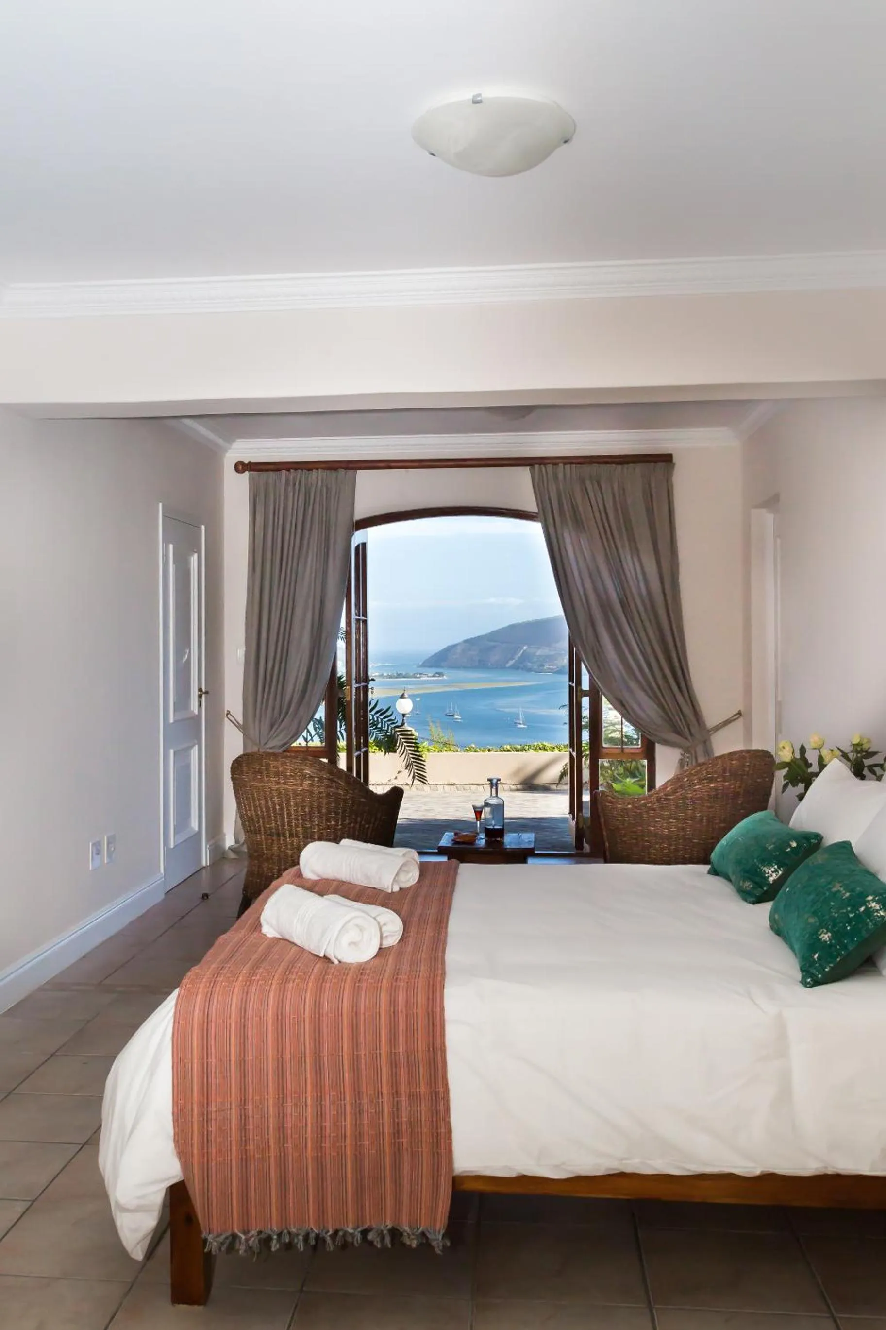 Street view, Bed in Moncrieff Manor