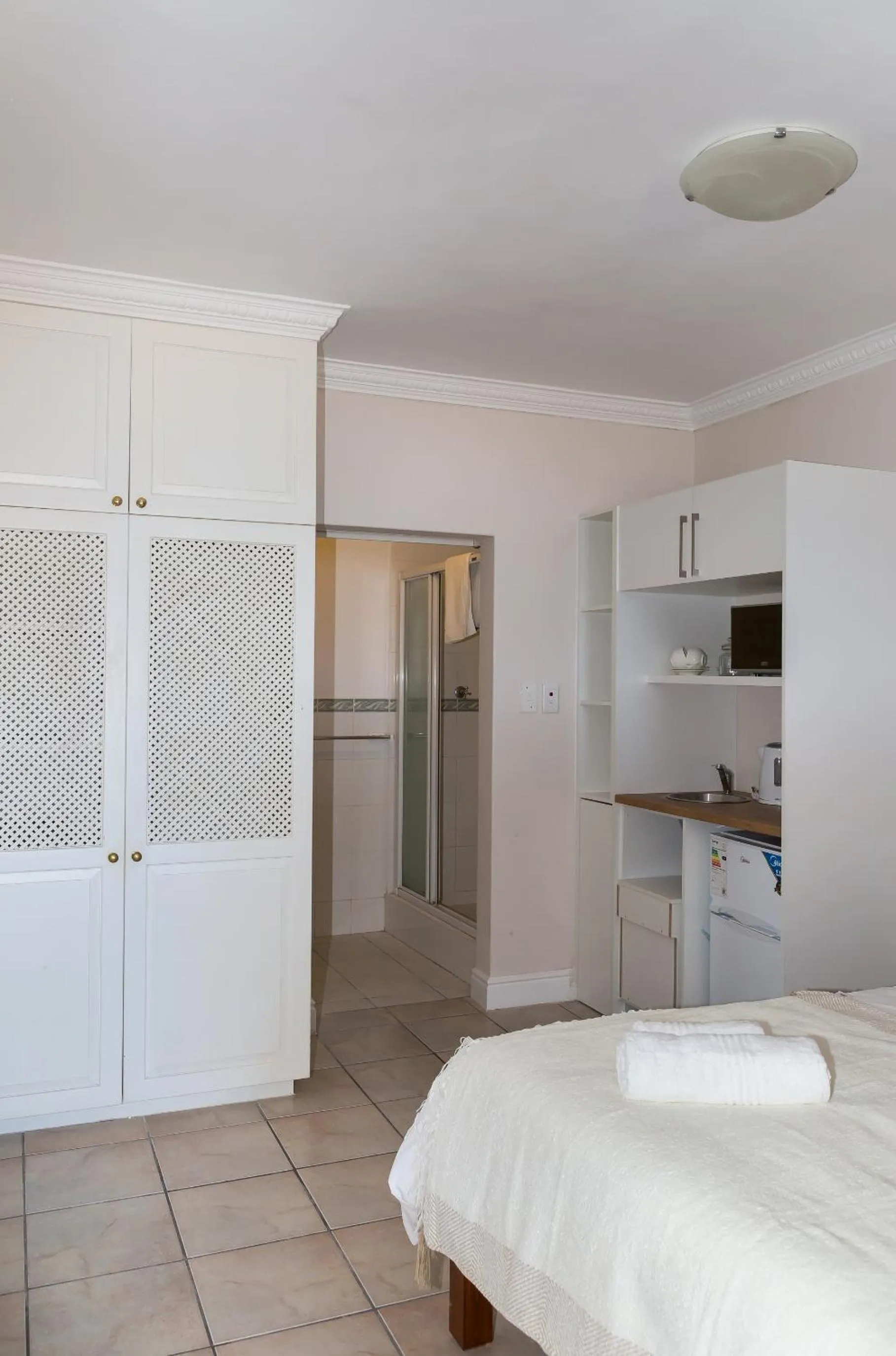 Kitchen or kitchenette, Bed in Moncrieff Manor