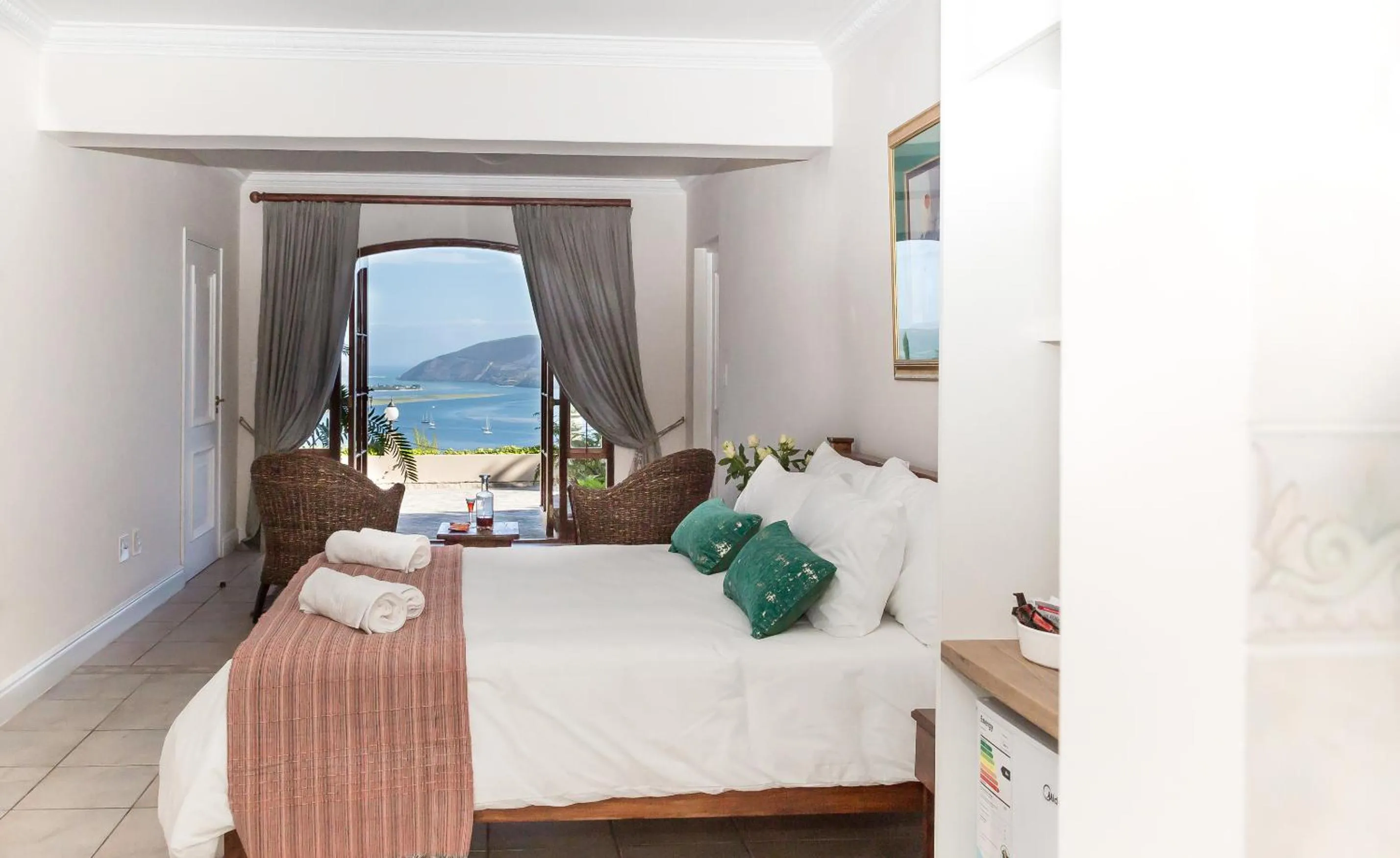 Lake view, Bed in Moncrieff Manor