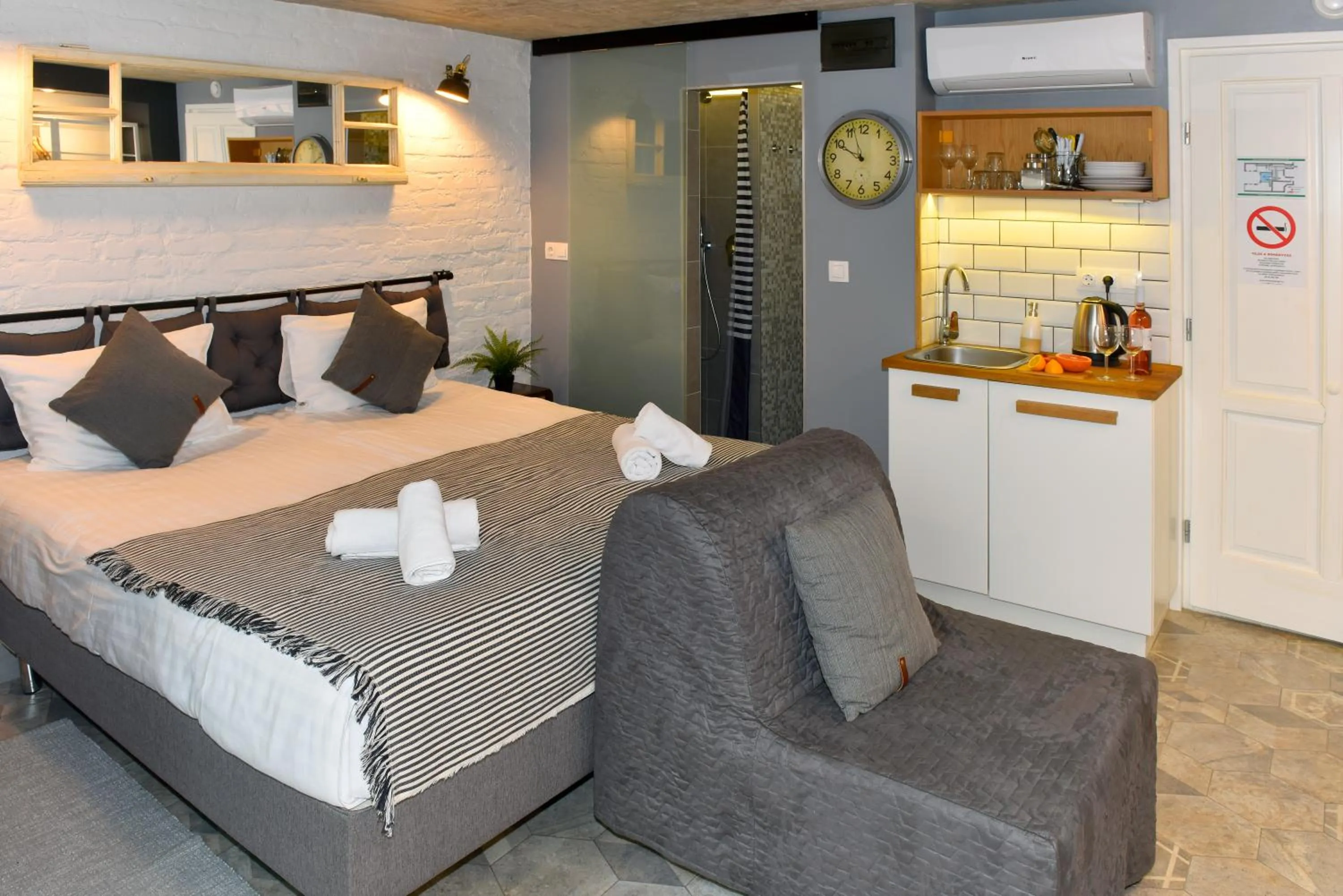 Toilet, Bed in Walk Inn Váci 78