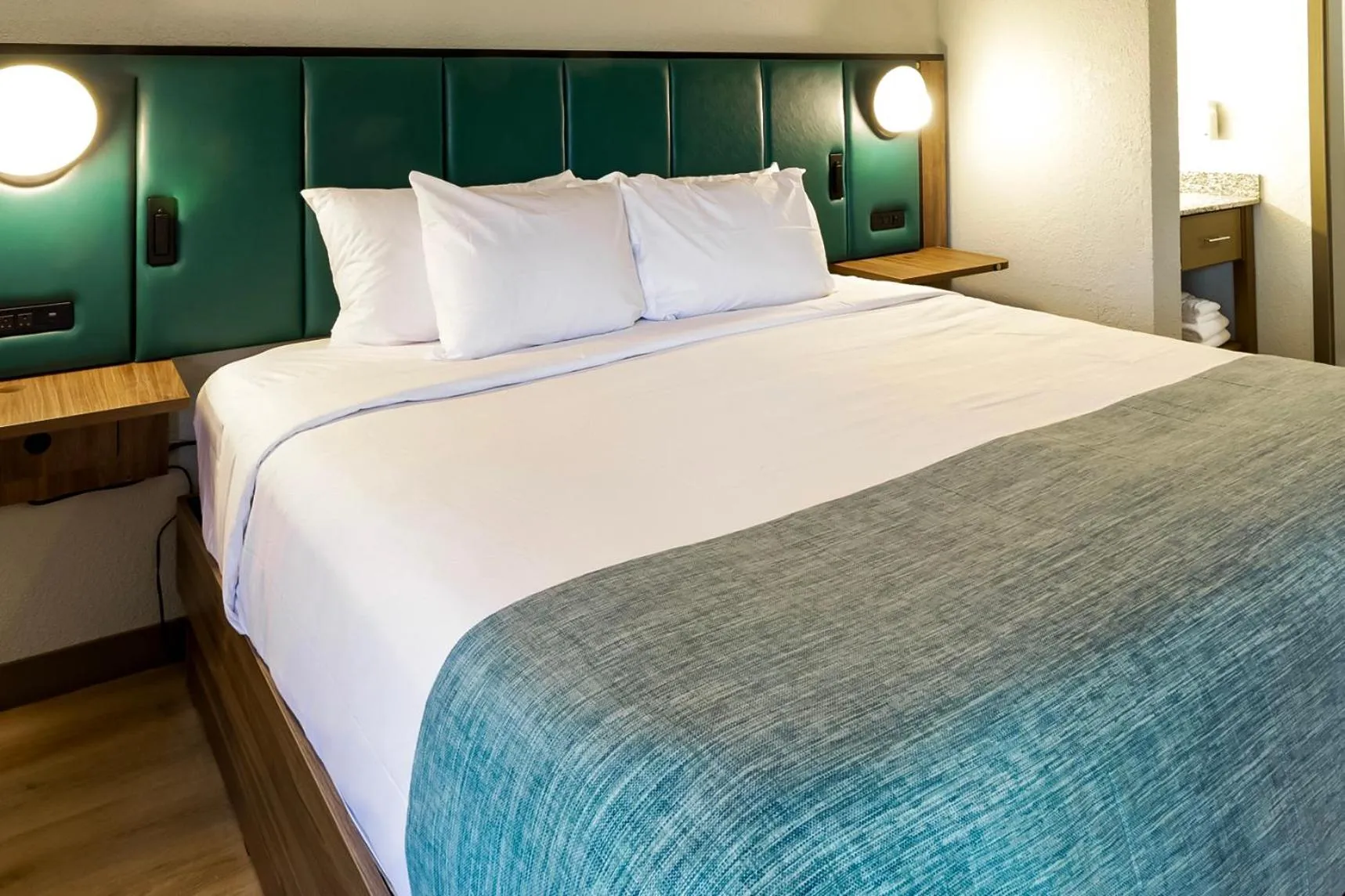 Bedroom in Wingate by Wyndham Owensboro