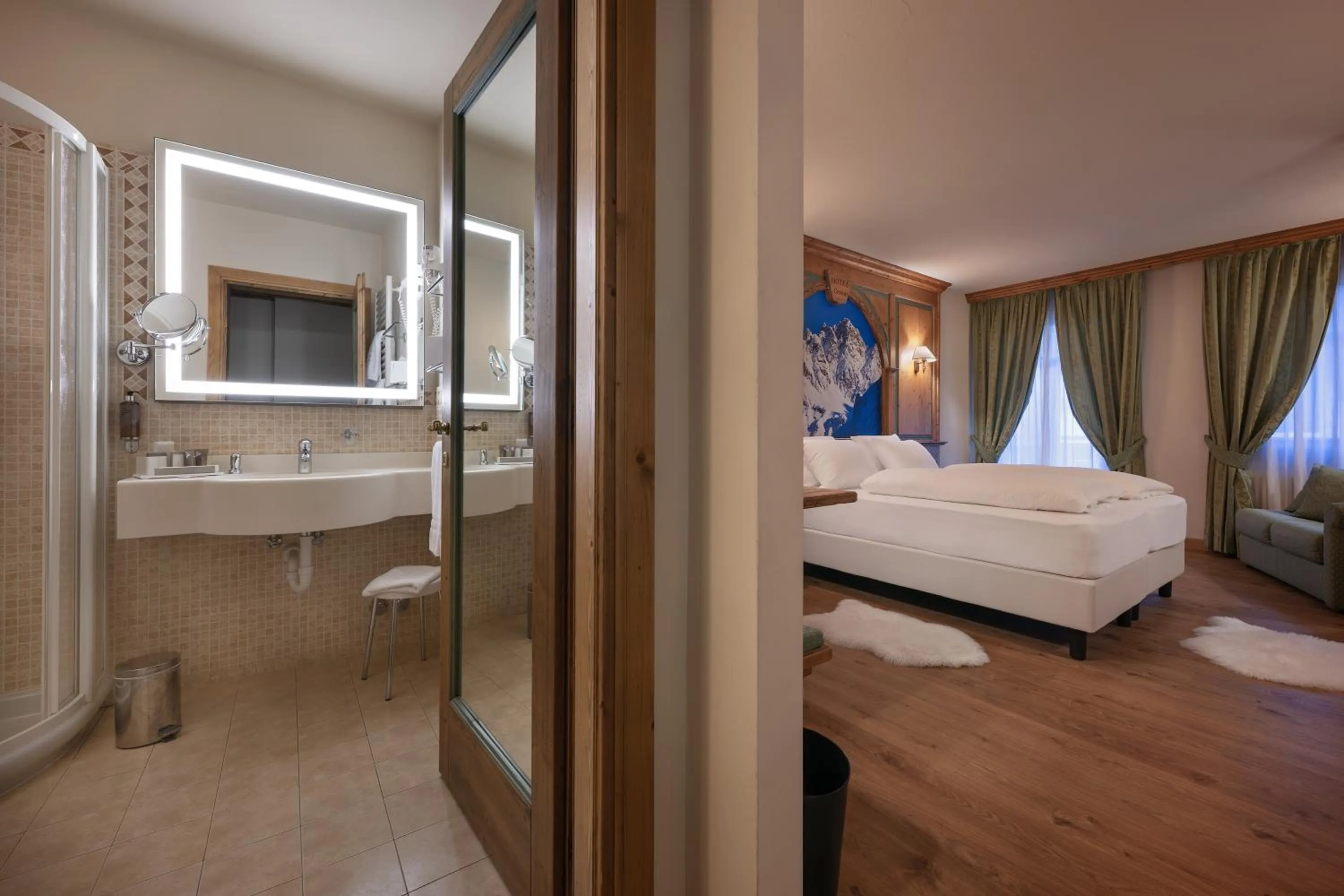 Bathroom, Bed in Hotel Cervo