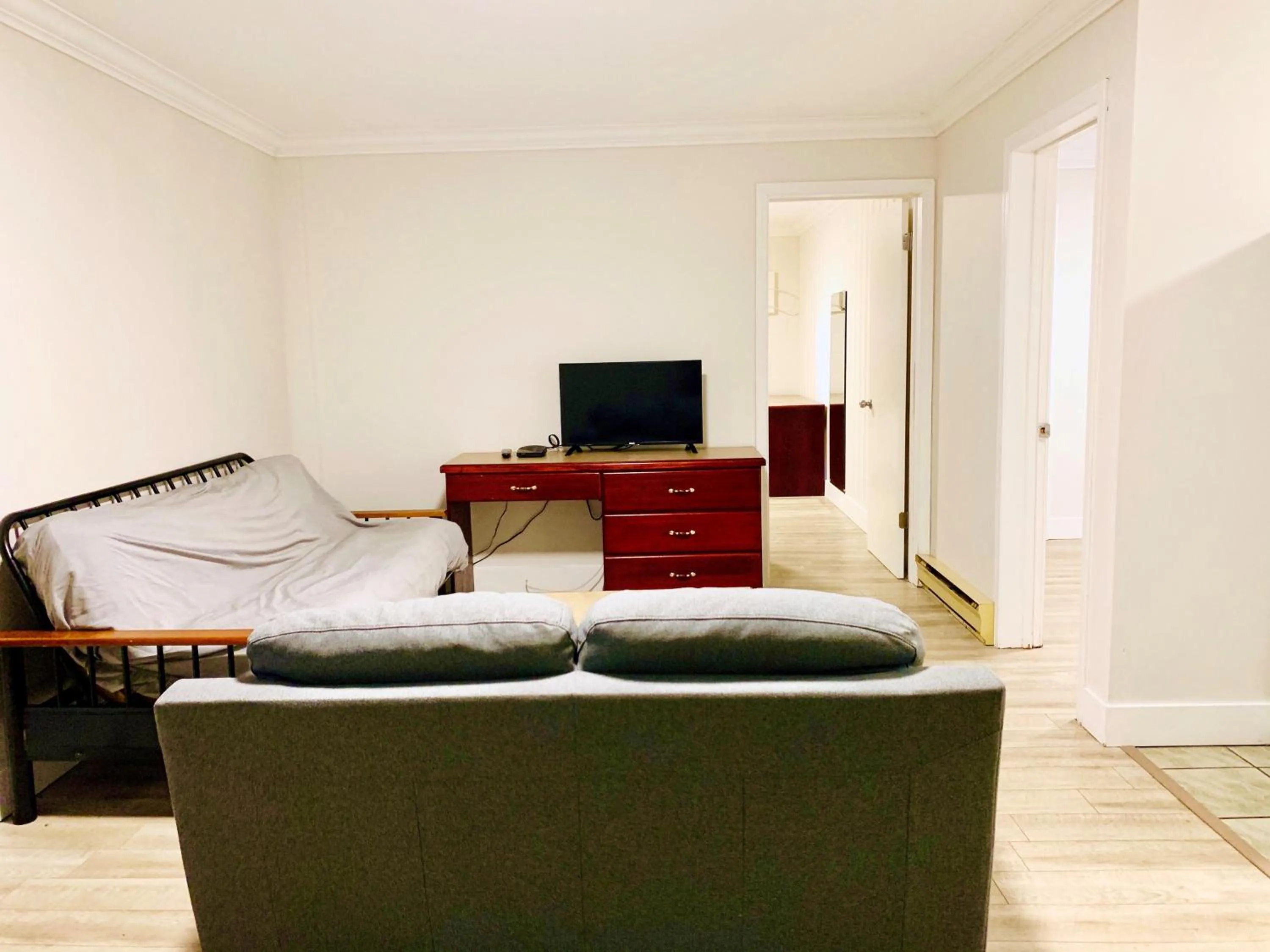 Living room, Bed in Traveler's Motel Penticton