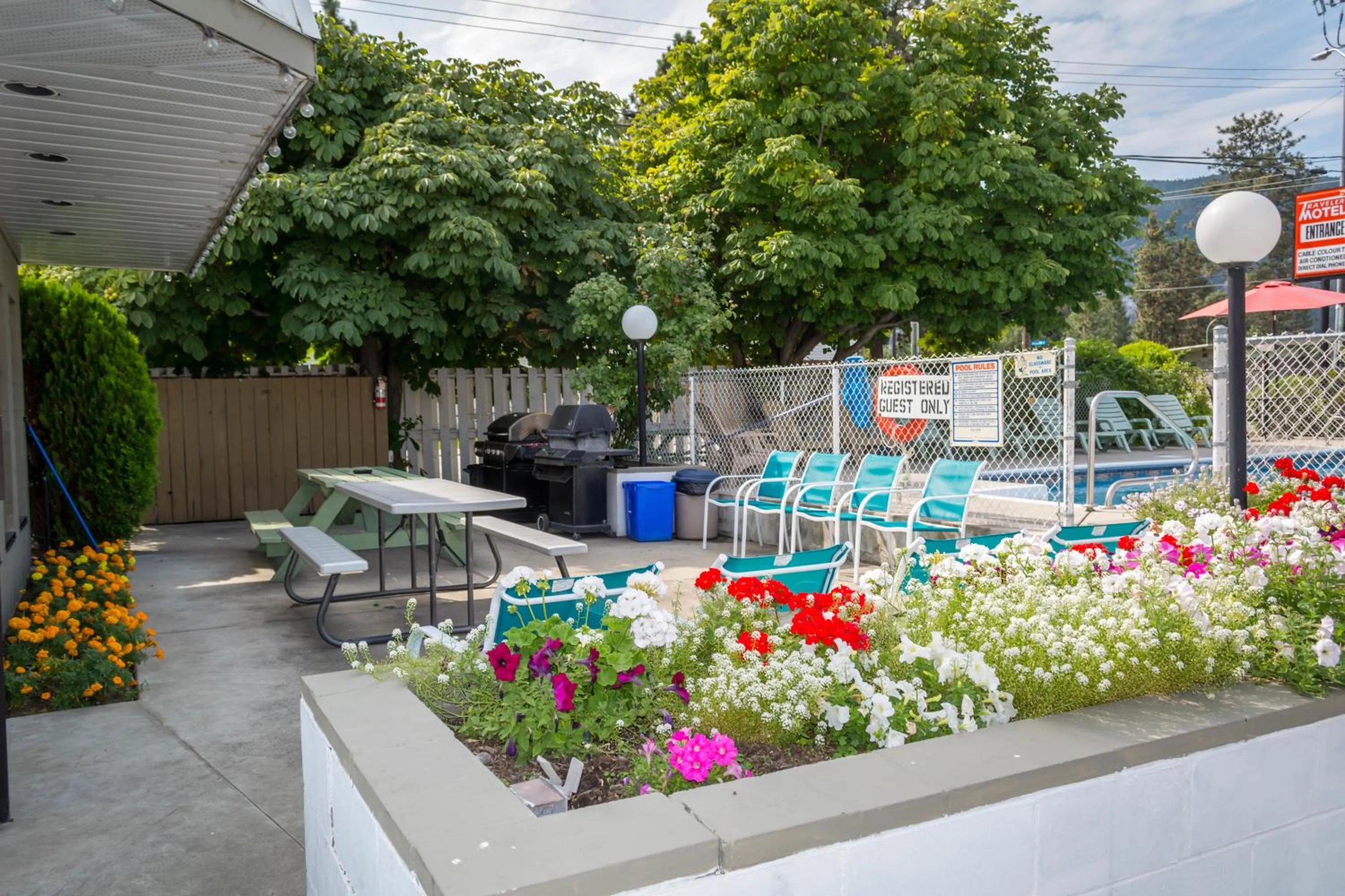 BBQ facilities in Traveler's Motel Penticton
