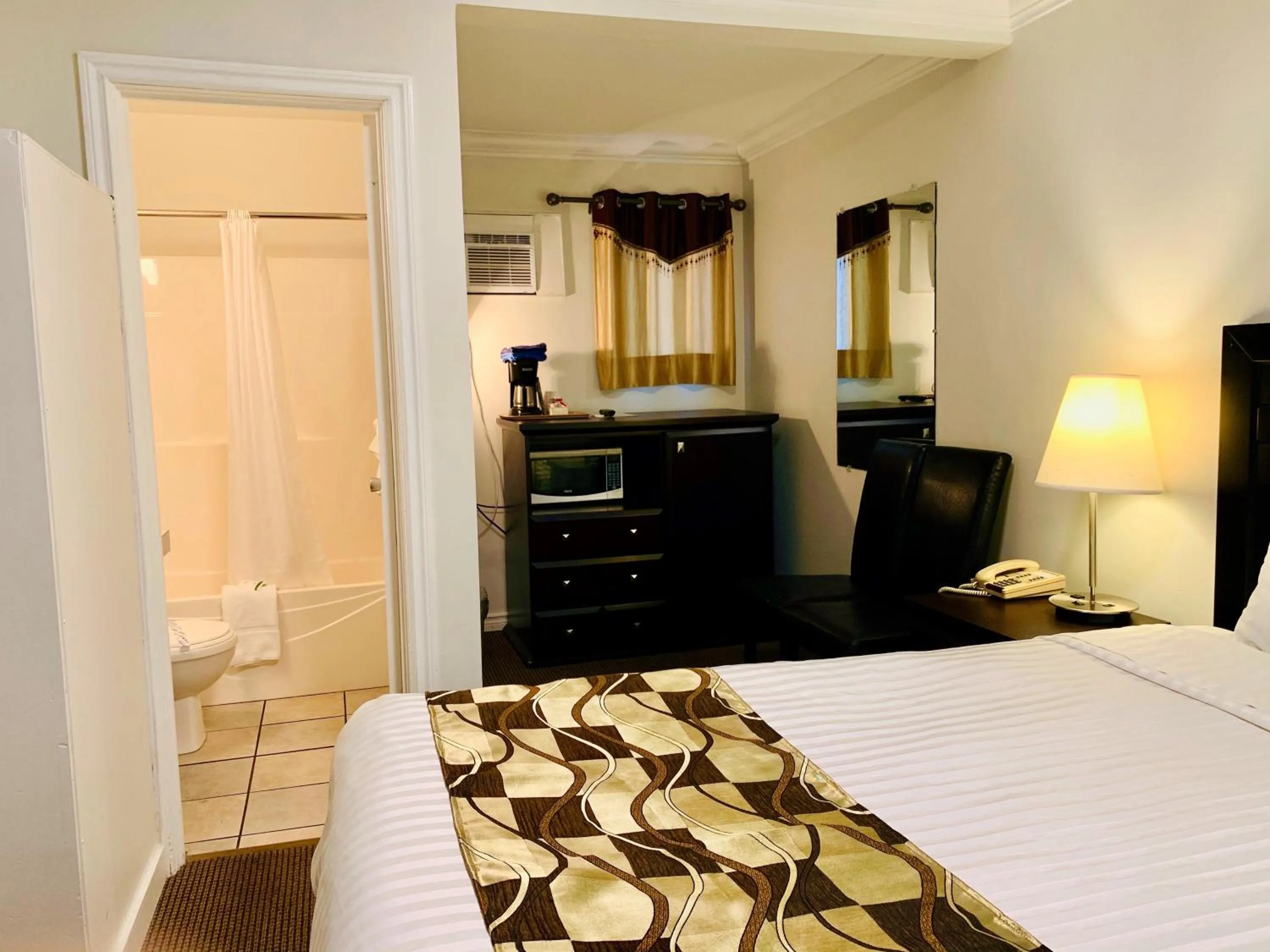 Coffee/tea facilities, Bed in Traveler's Motel Penticton