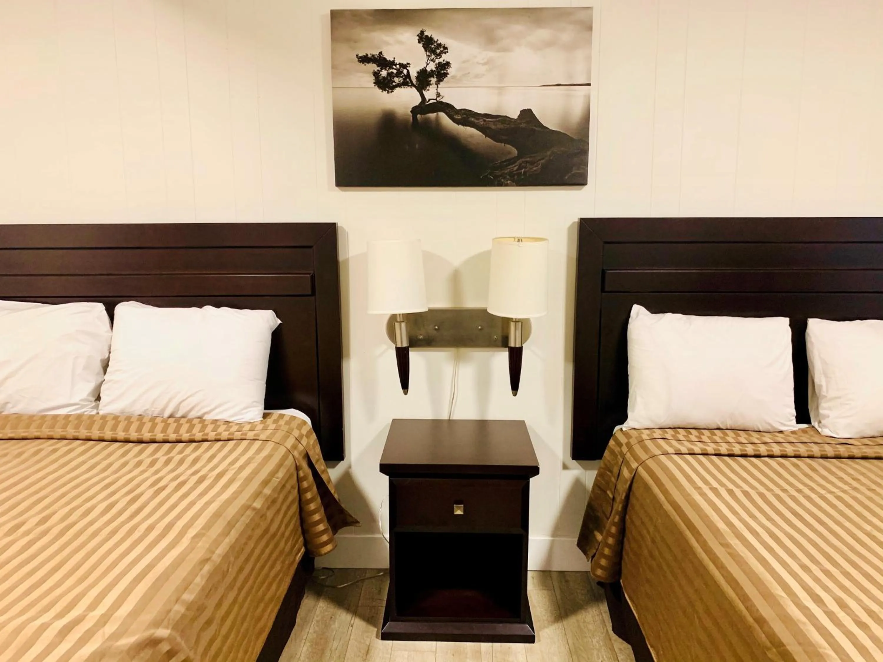 Bed in Traveler's Motel Penticton