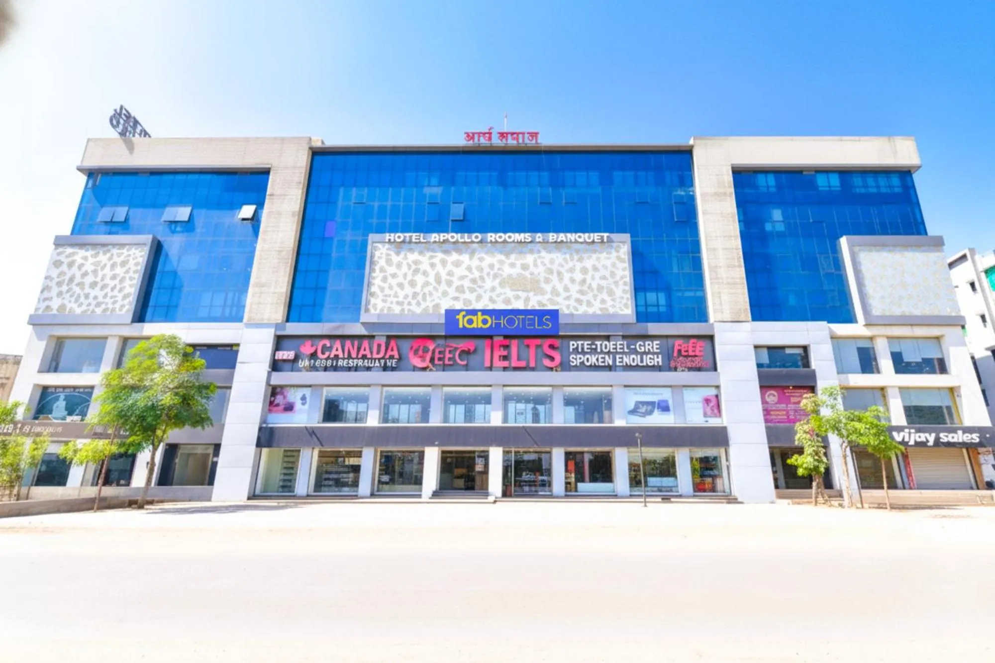 Facade/entrance in Via Apollo