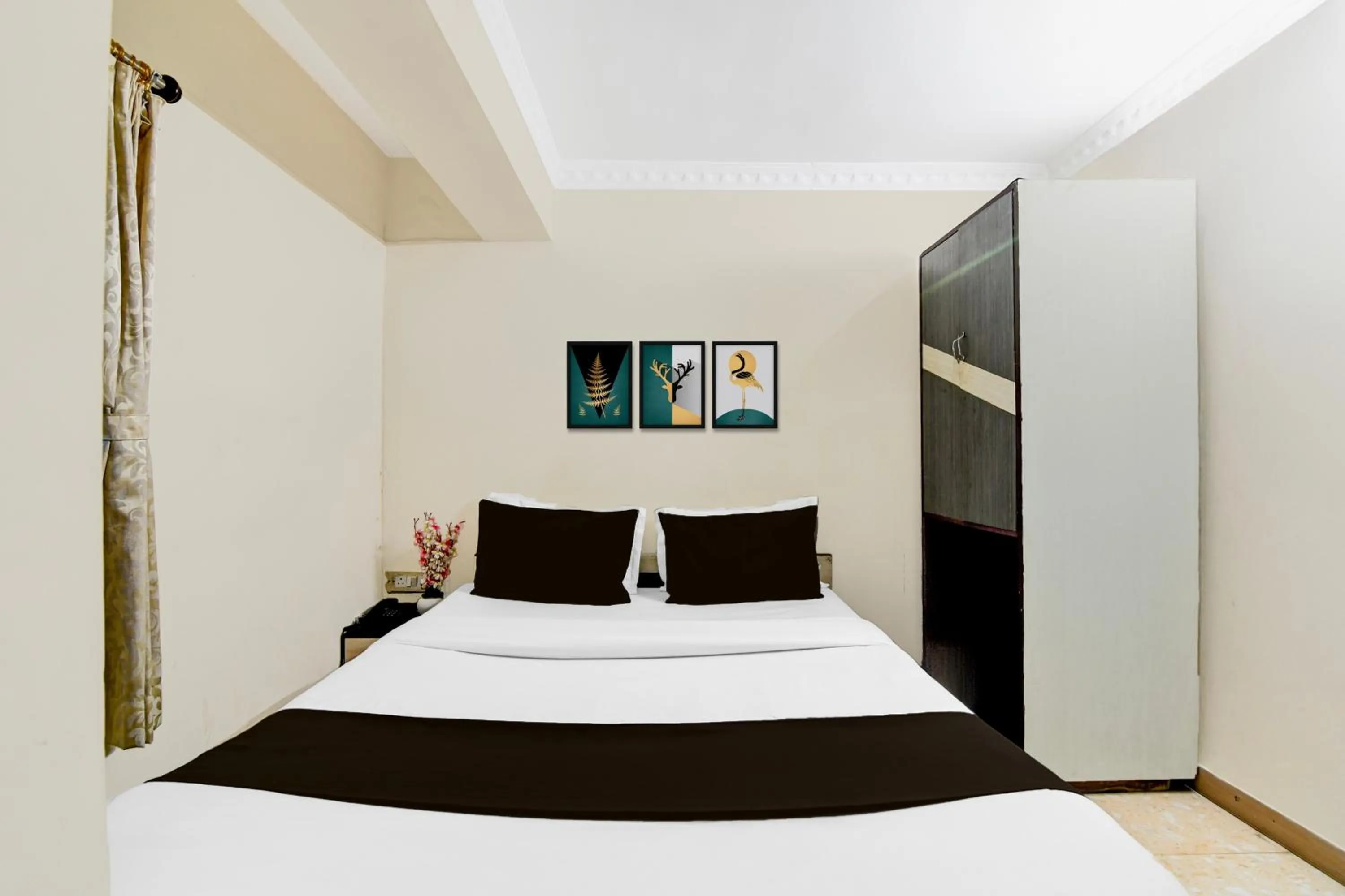 Bedroom, Bed in Super Hotel O Sarat Bose Road formerly Shree Guest House