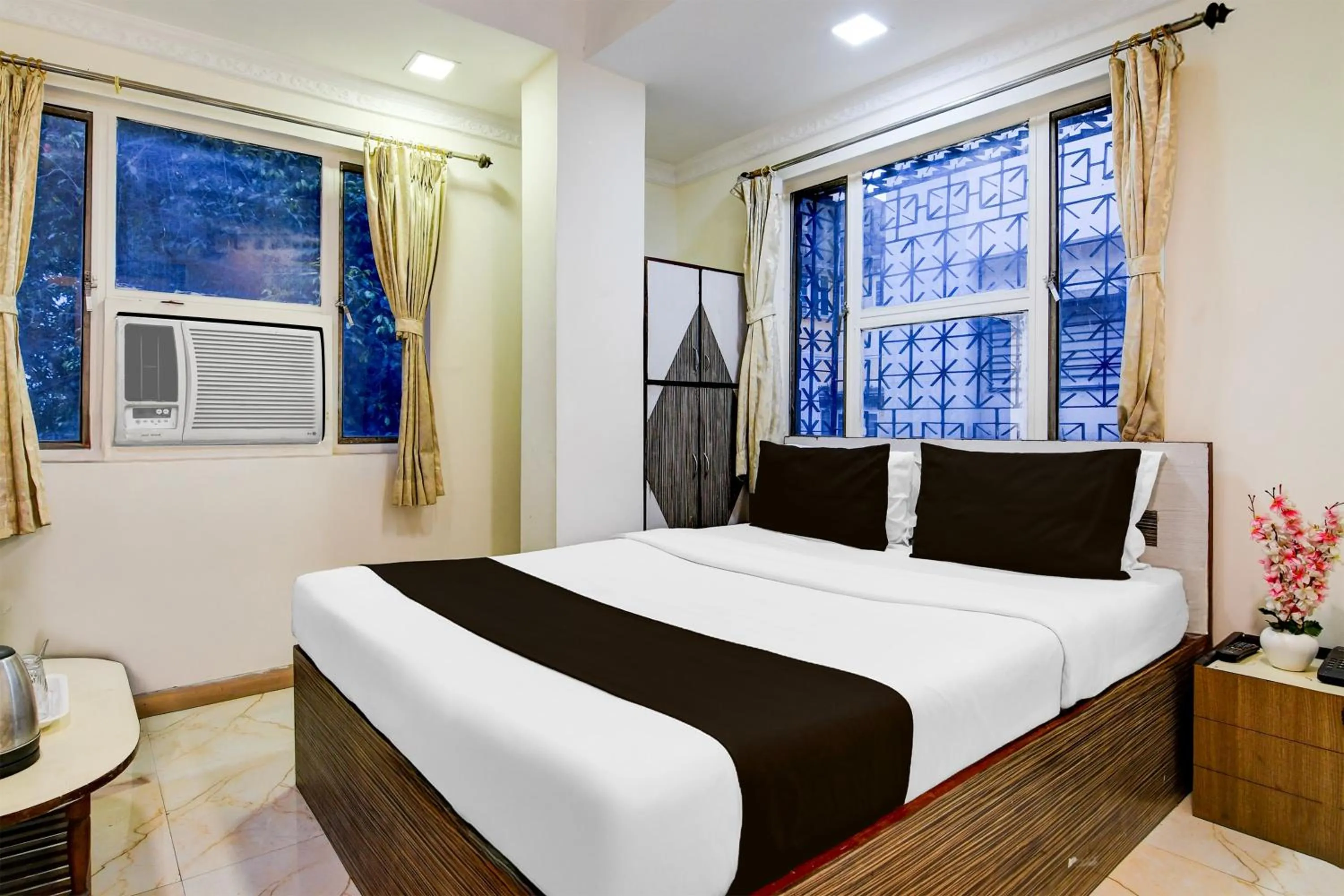 Bedroom, Bed in Super Hotel O Sarat Bose Road formerly Shree Guest House