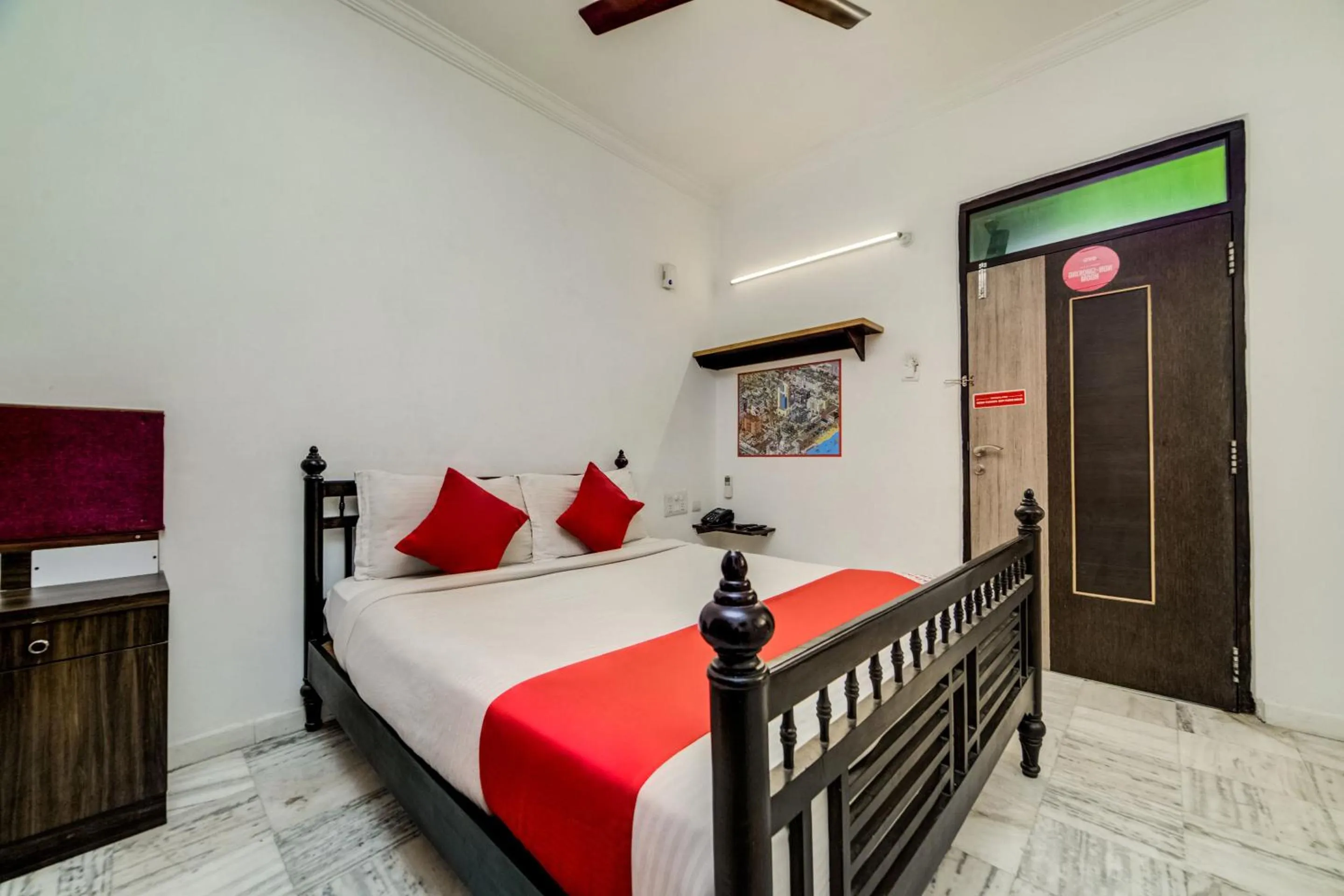 Bedroom, Bed in Hotel O JNTU college Near LULU mall, KPHB Colony.