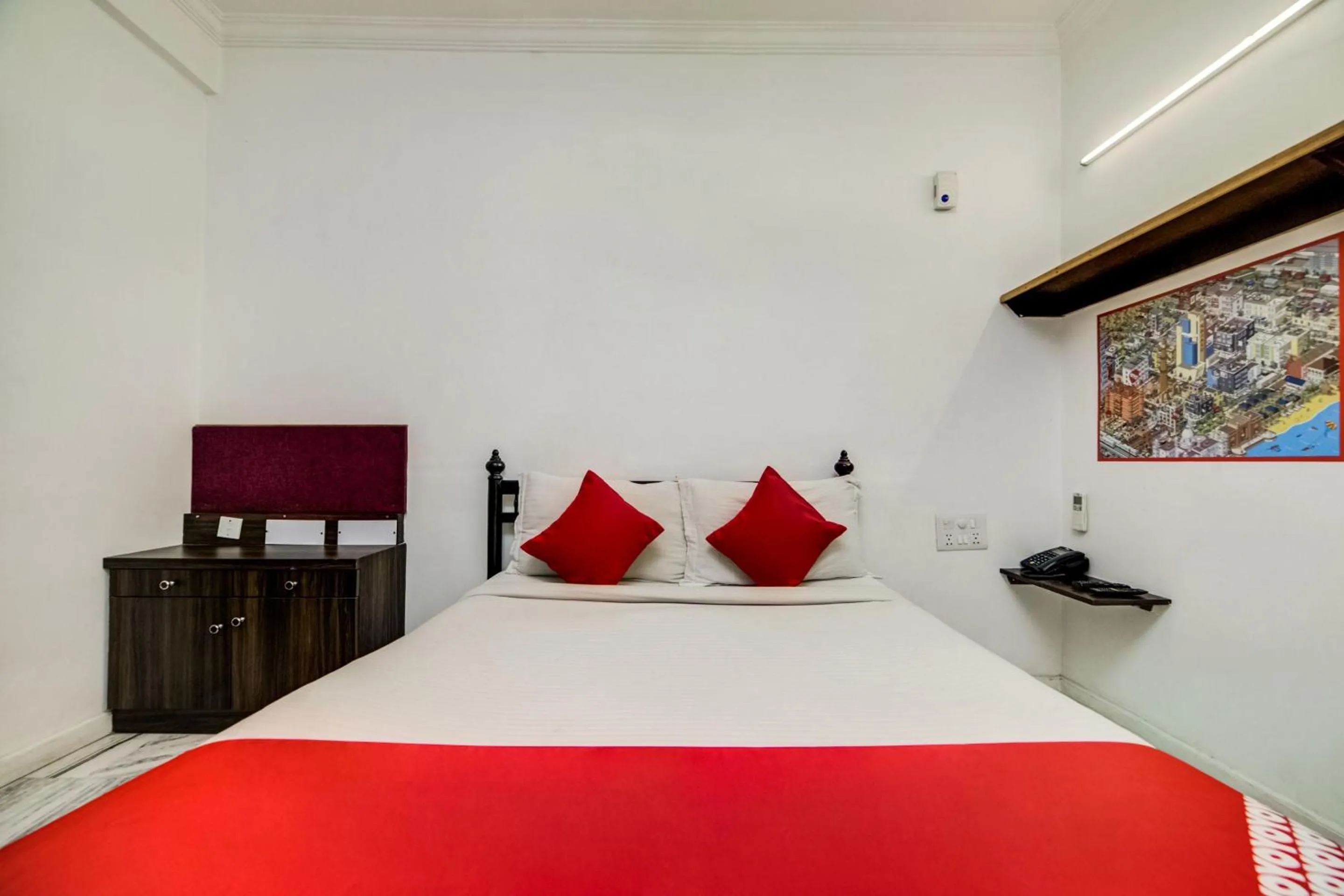 Bedroom, Bed in Hotel O JNTU college Near LULU mall, KPHB Colony.