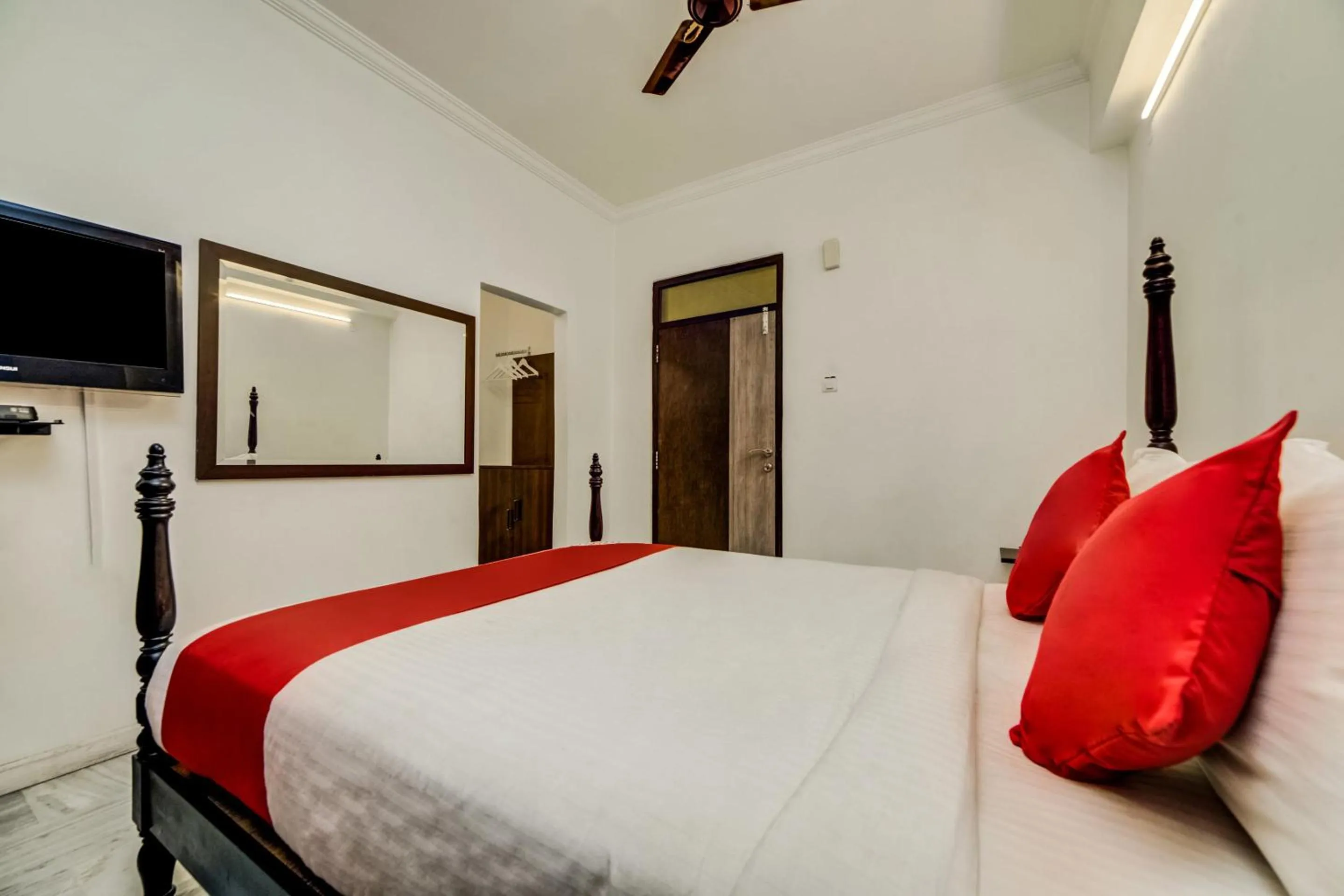 Bedroom, Bed in Hotel O JNTU college Near LULU mall, KPHB Colony.