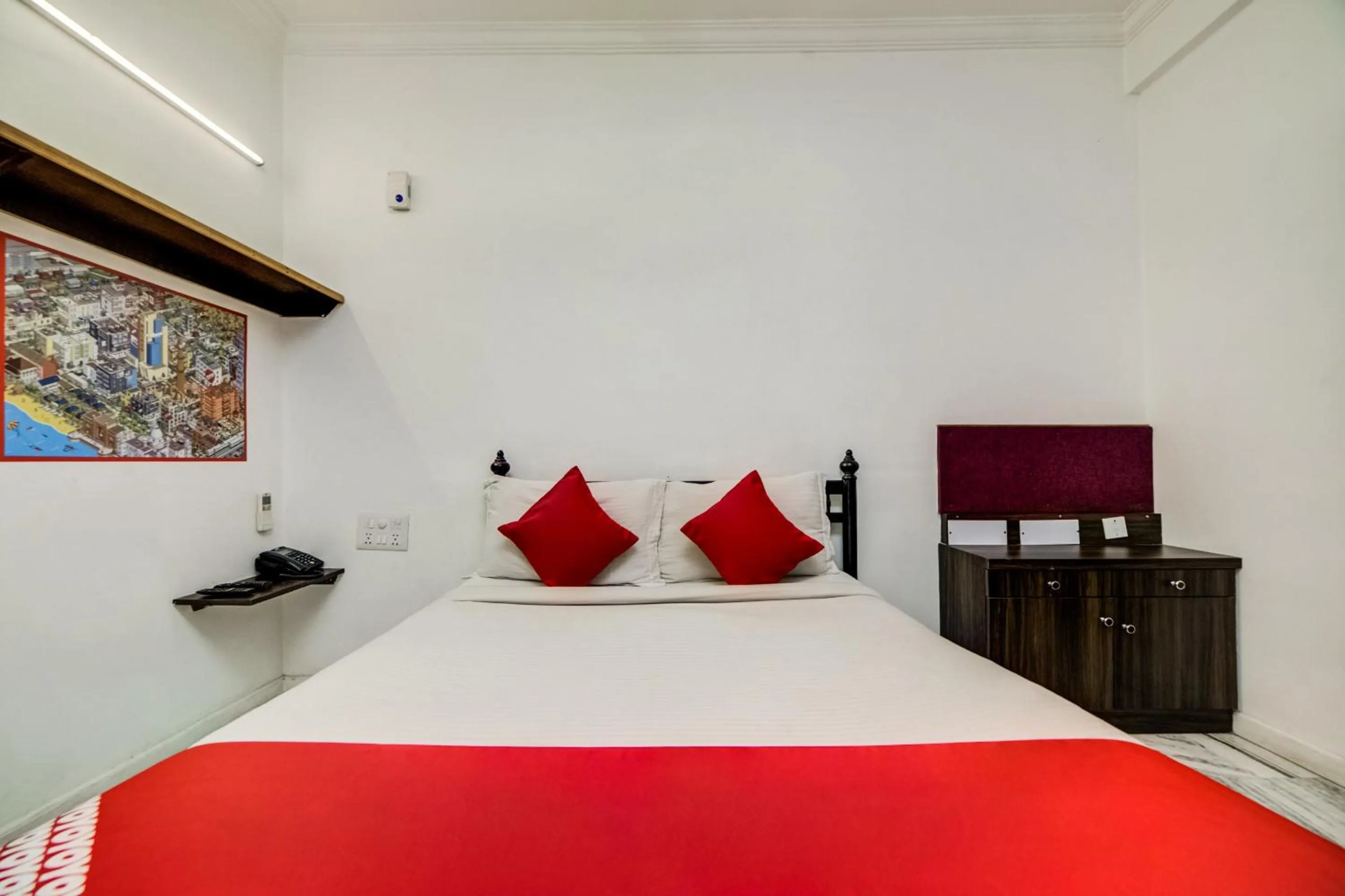 Bedroom, Bed in Hotel O JNTU college Near LULU mall, KPHB Colony.