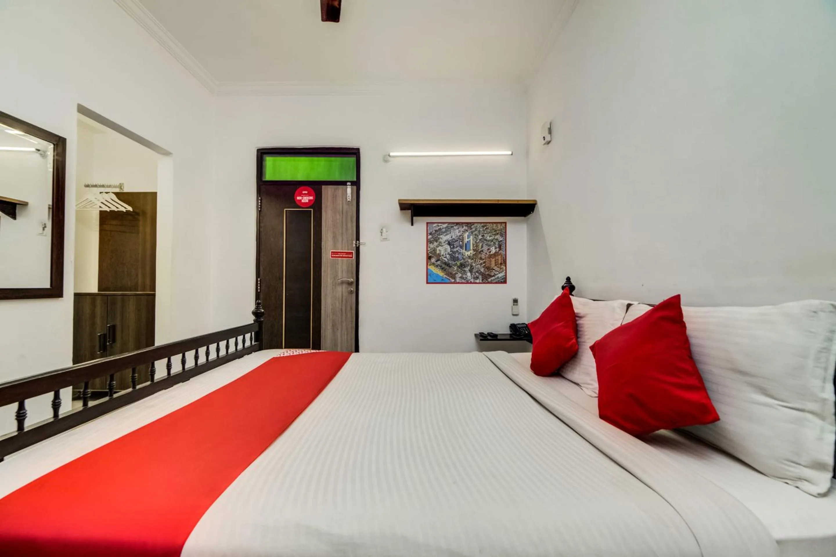 Bedroom, Bed in Hotel O JNTU college Near LULU mall, KPHB Colony.