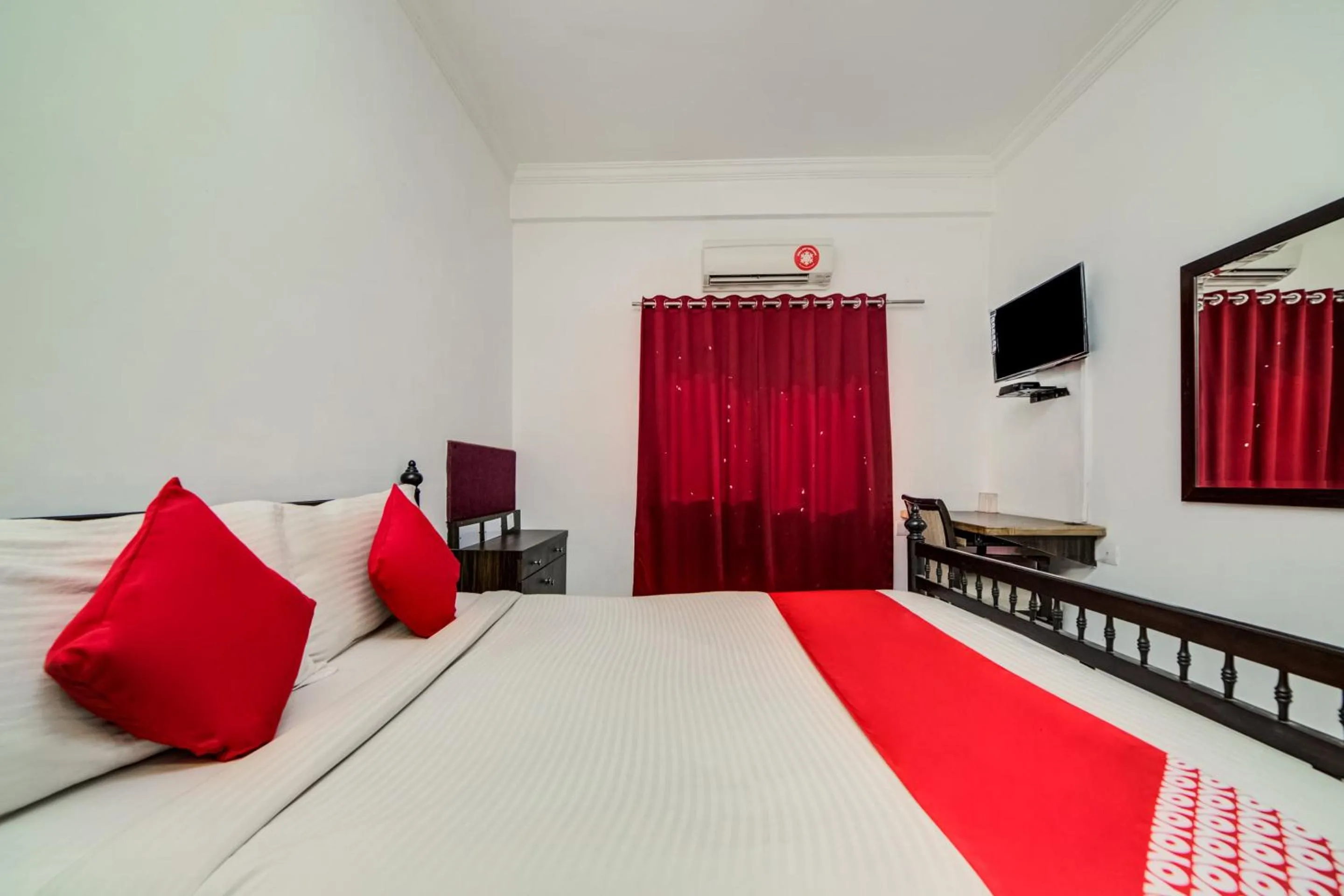 Bedroom, Bed in Hotel O JNTU college Near LULU mall, KPHB Colony.