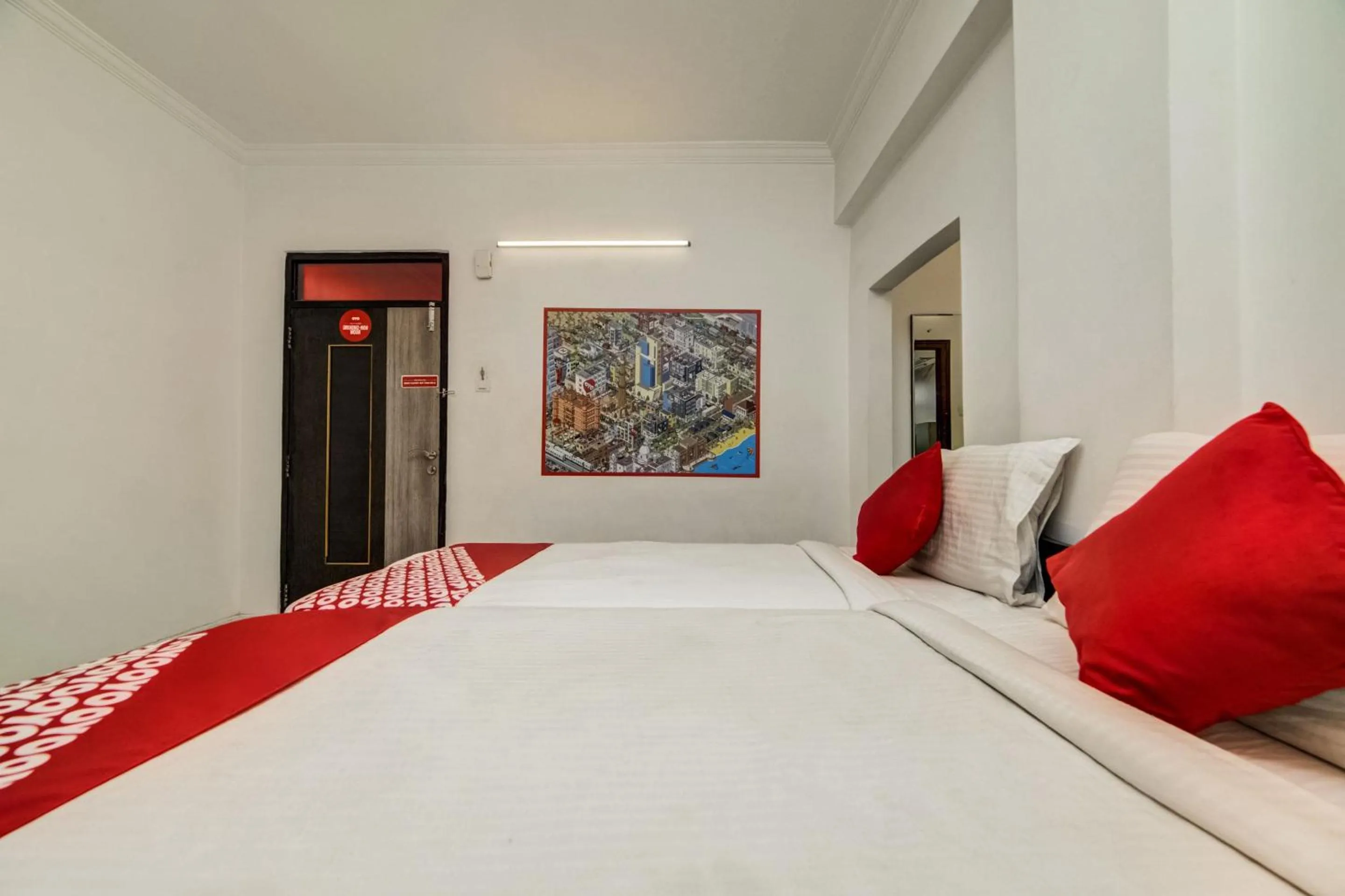 Bedroom, Bed in Hotel O JNTU college Near LULU mall, KPHB Colony.