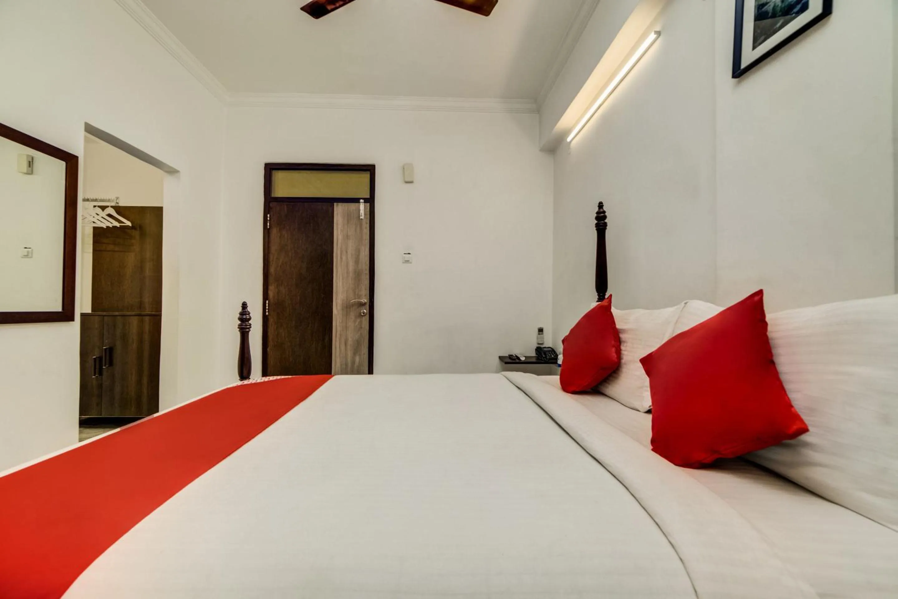 Bedroom, Bed in Hotel O JNTU college Near LULU mall, KPHB Colony.