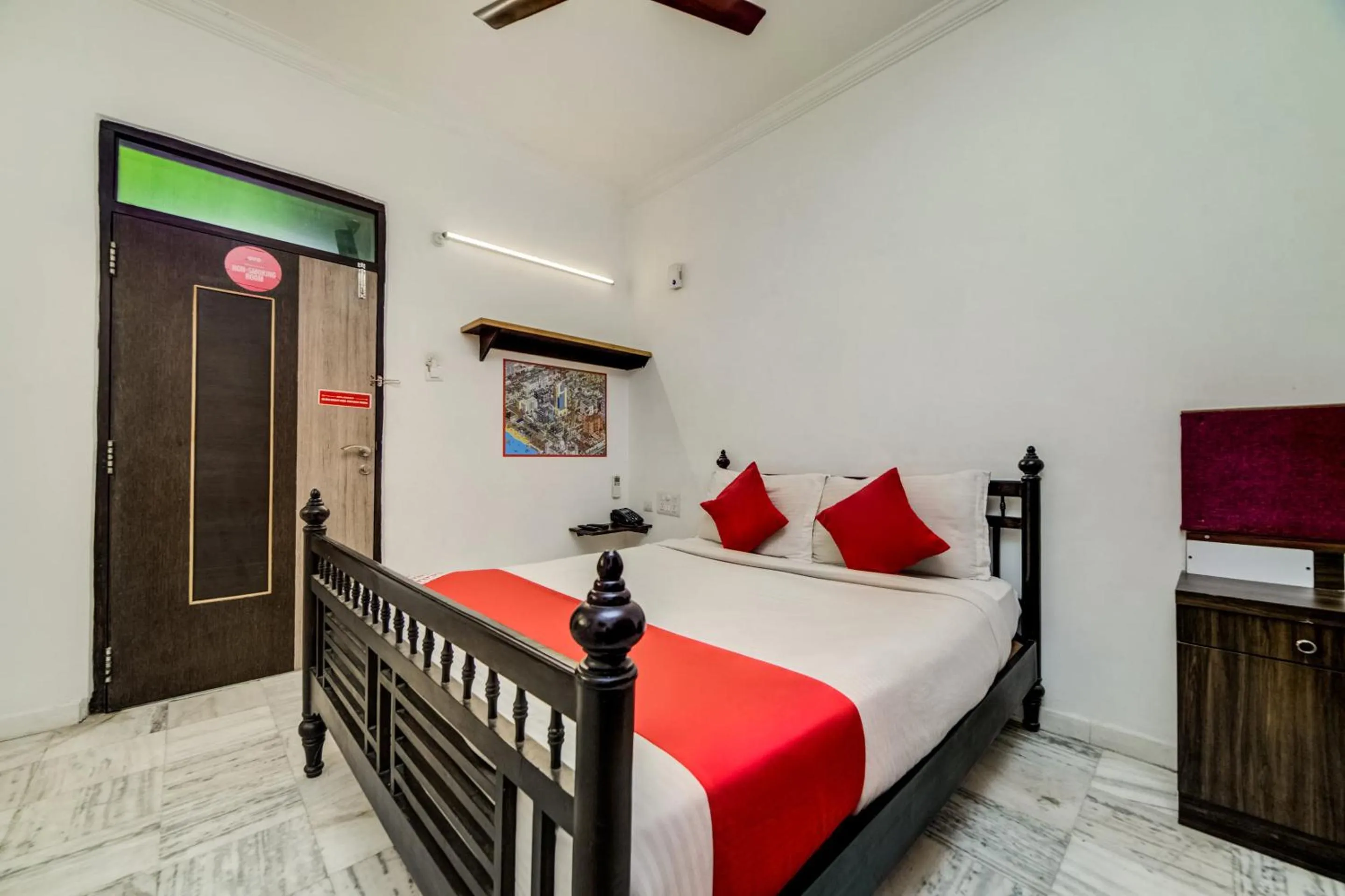 Bedroom, Bed in Hotel O JNTU college Near LULU mall, KPHB Colony.