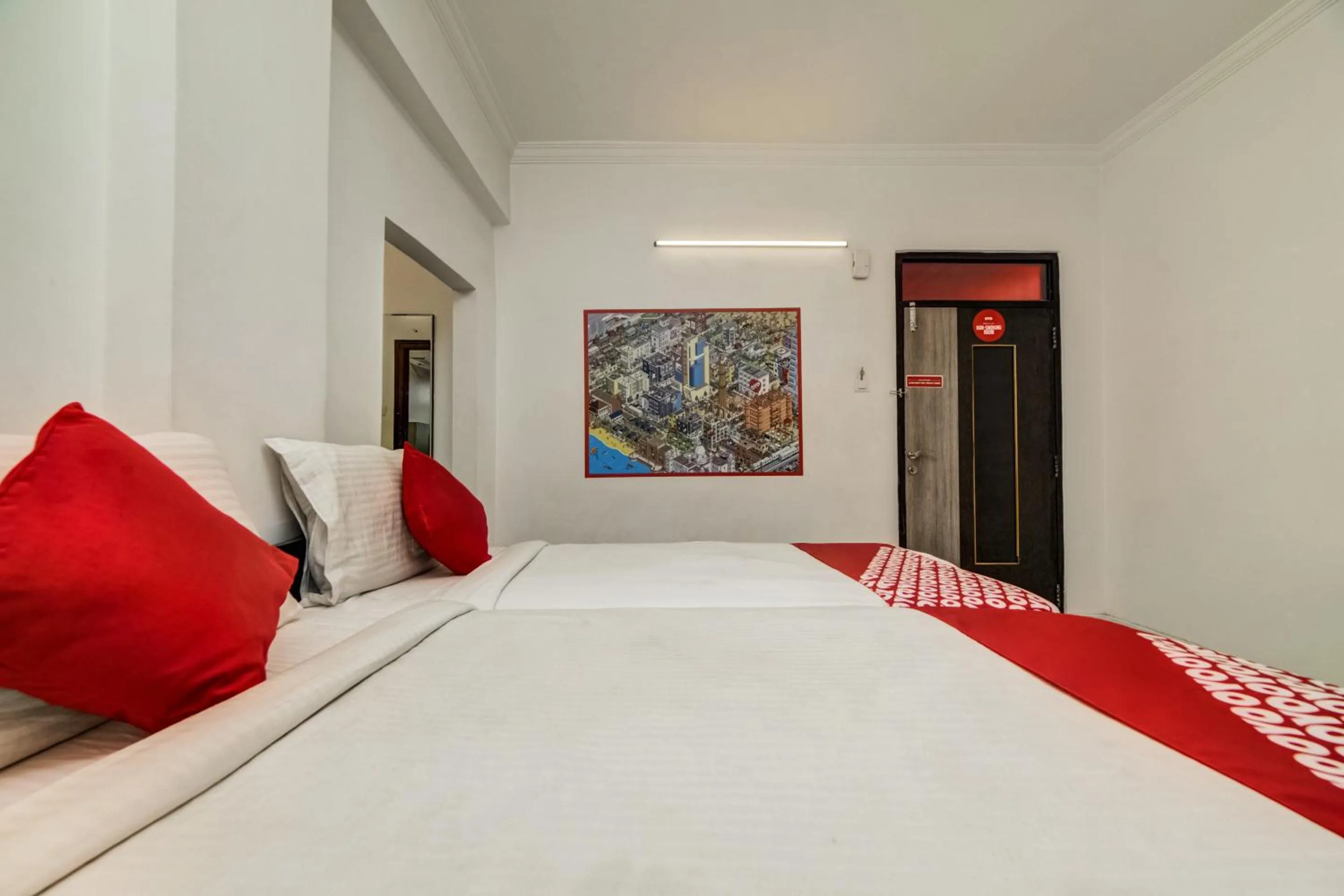 Bedroom, Bed in Hotel O JNTU college Near LULU mall, KPHB Colony.