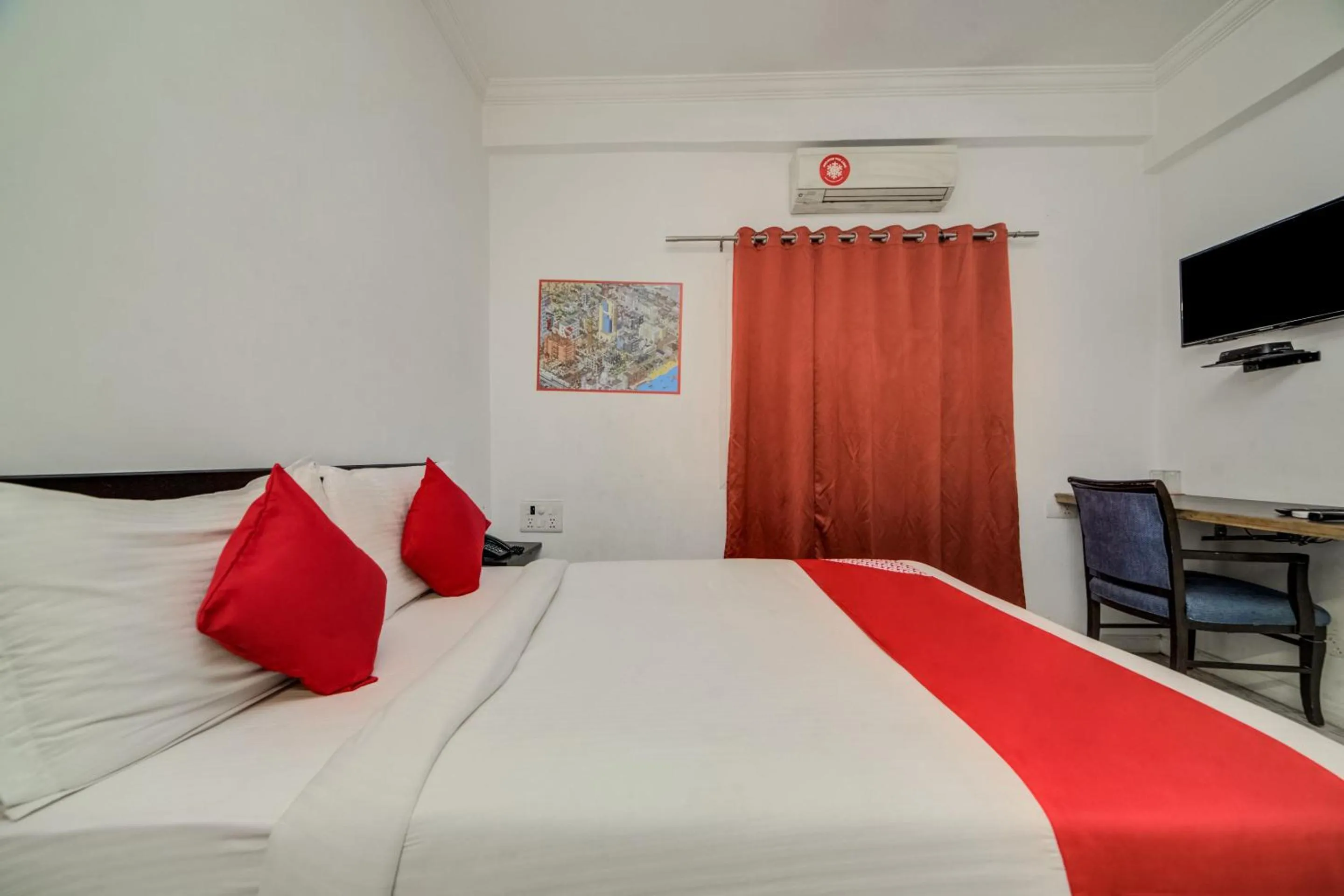 Bedroom, Bed in Hotel O JNTU college Near LULU mall, KPHB Colony.