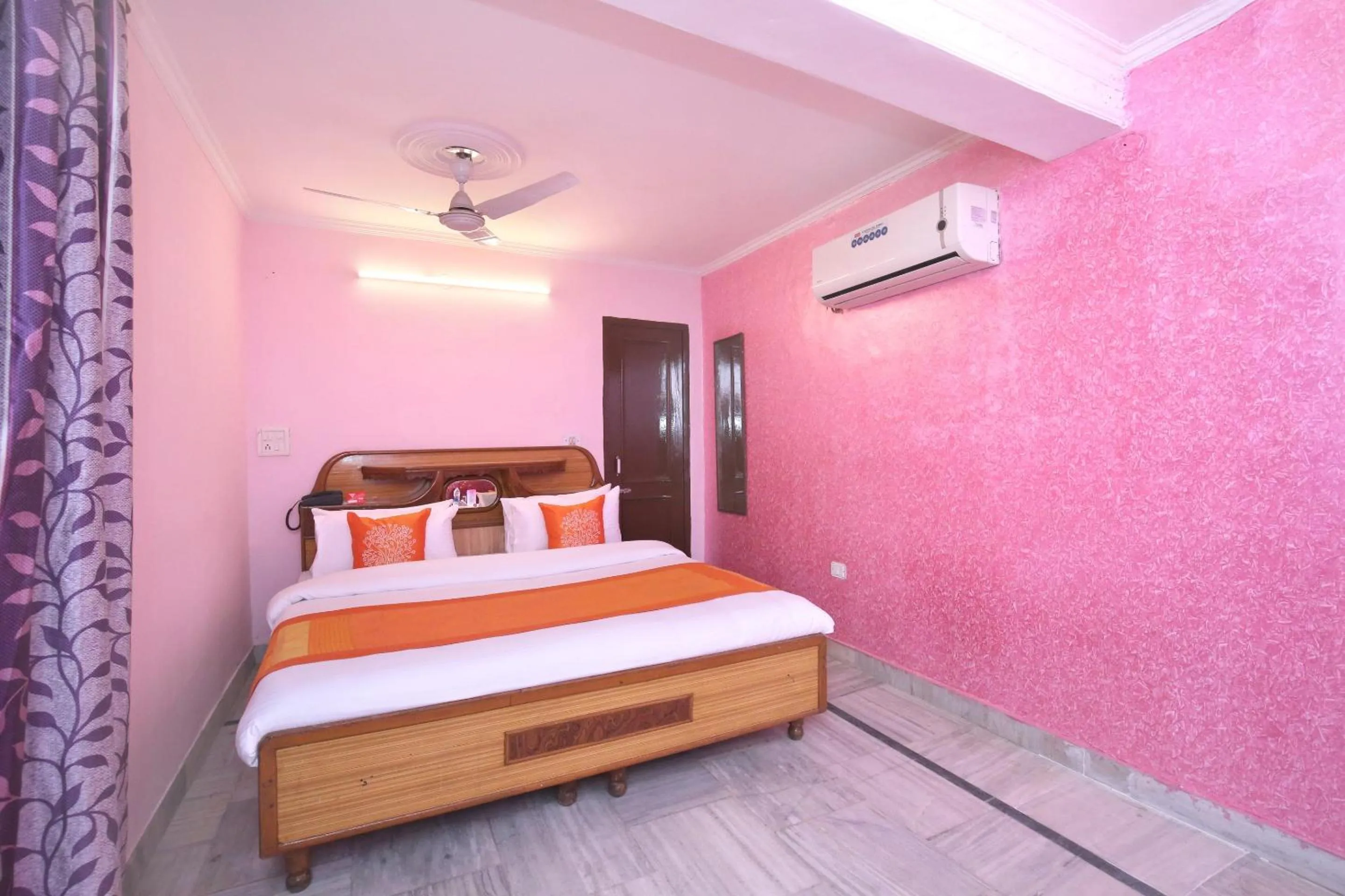 Facade/entrance, Bed in Hotel O Rajesh Palace